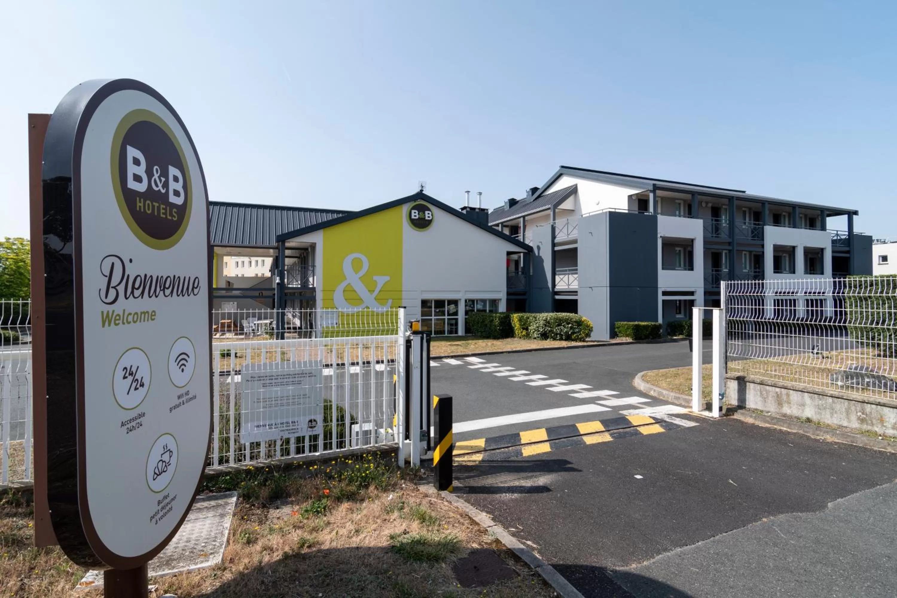Facade/entrance in B&B HOTEL CHATEAUROUX Aéroport