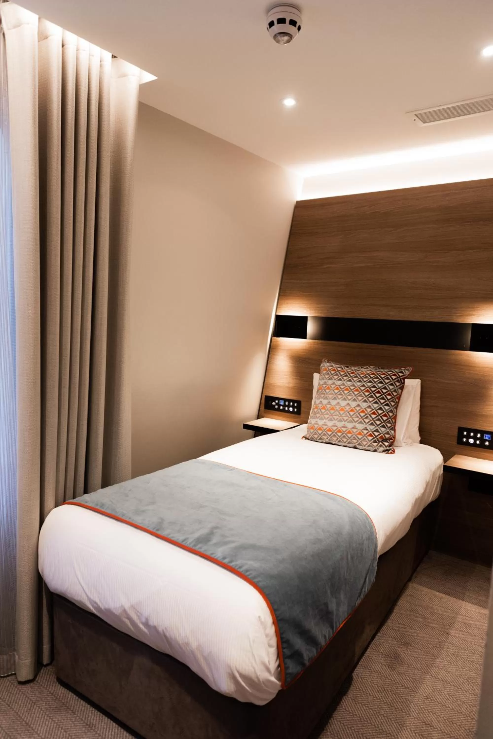 Bedroom, Bed in Merit Kensington Hotel