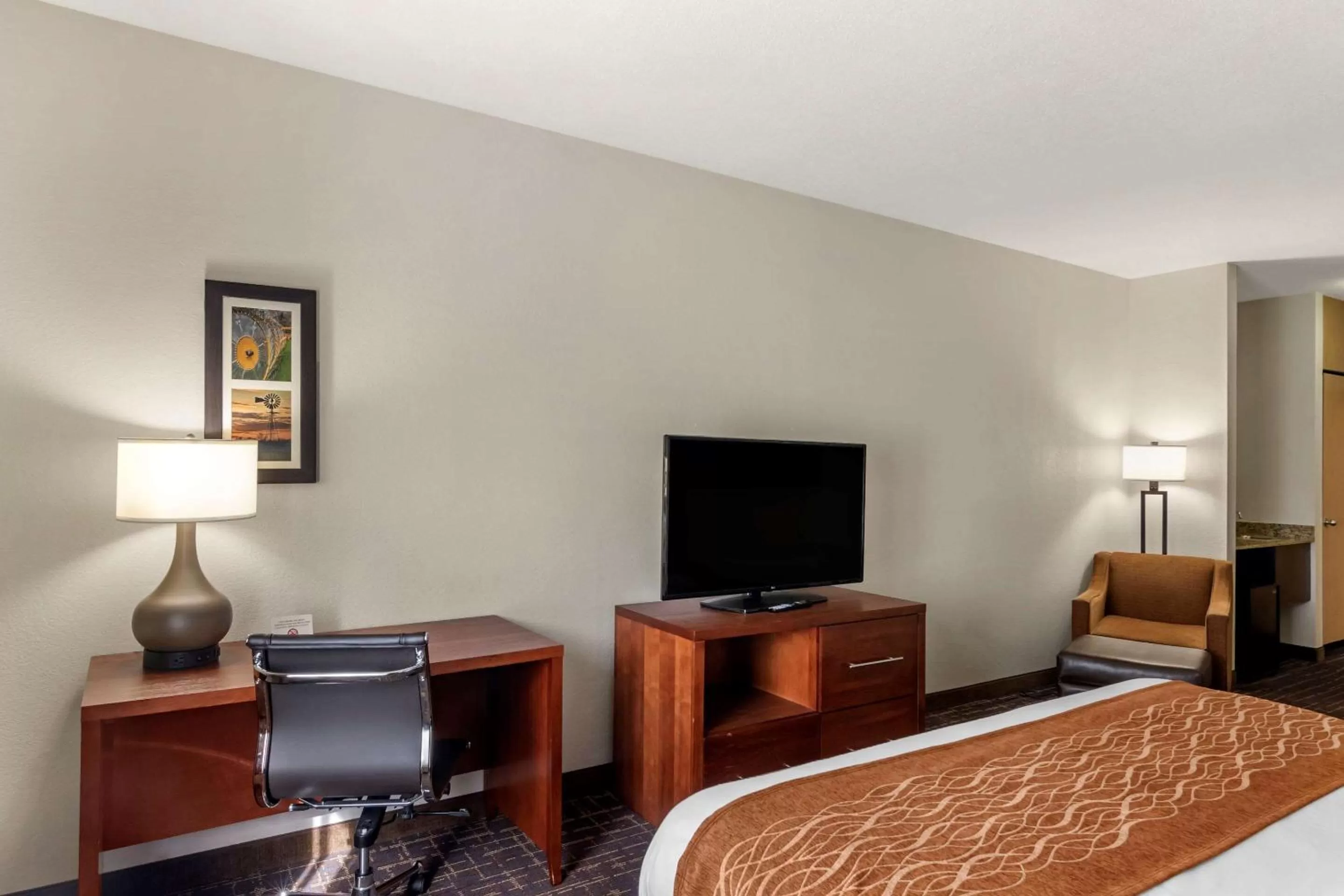Photo of the whole room, Bed in Comfort Inn & Suites Lees Summit - Kansas City