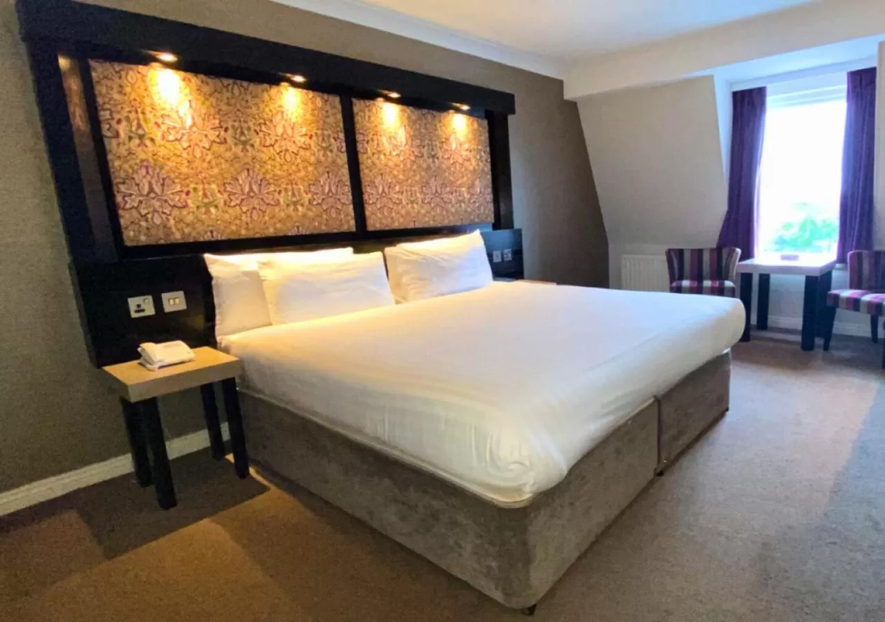 Toilet, Bed in Flannery's Hotel