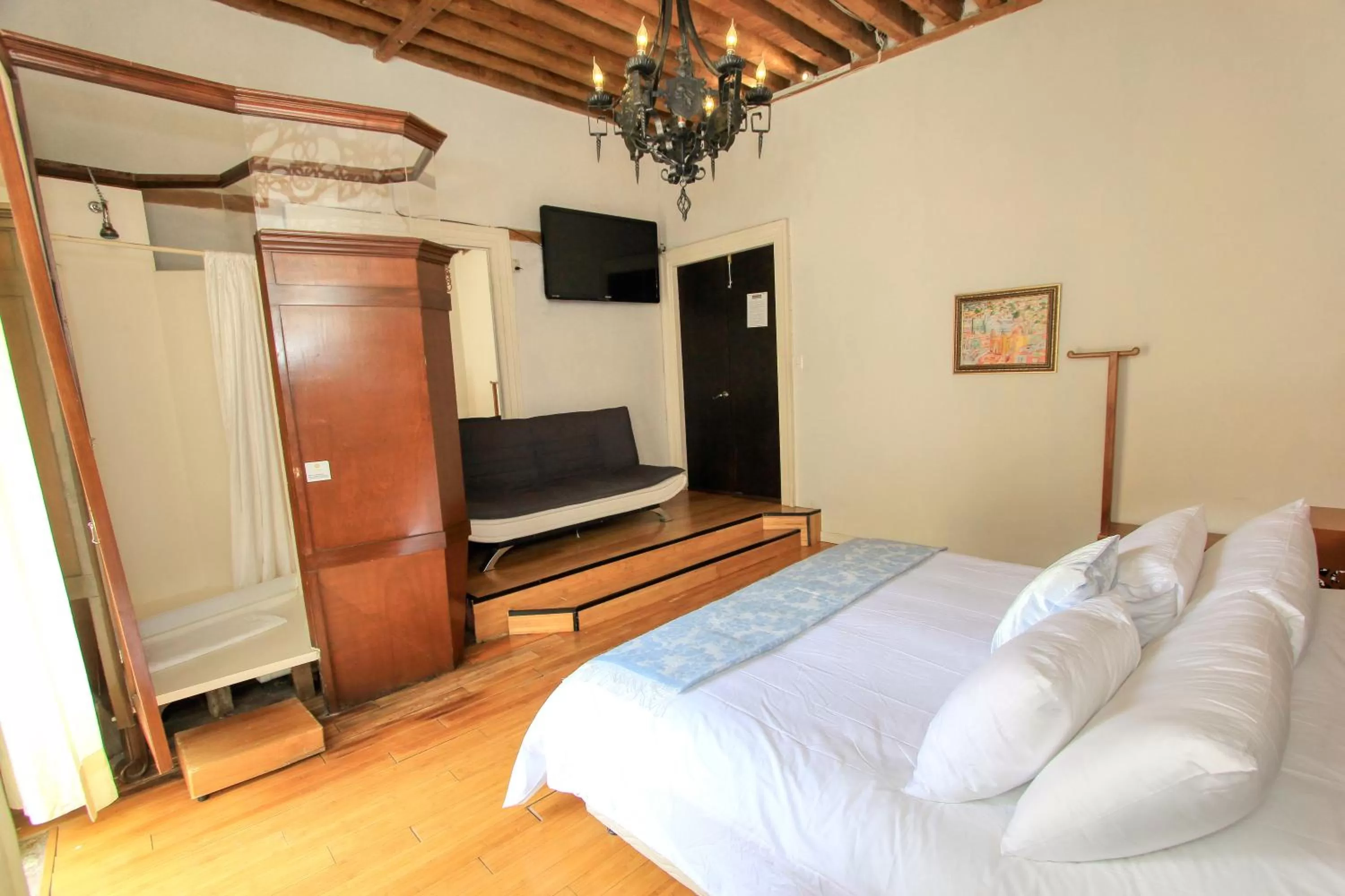 Photo of the whole room, Bed in Hotel Mansion Von Humboldt