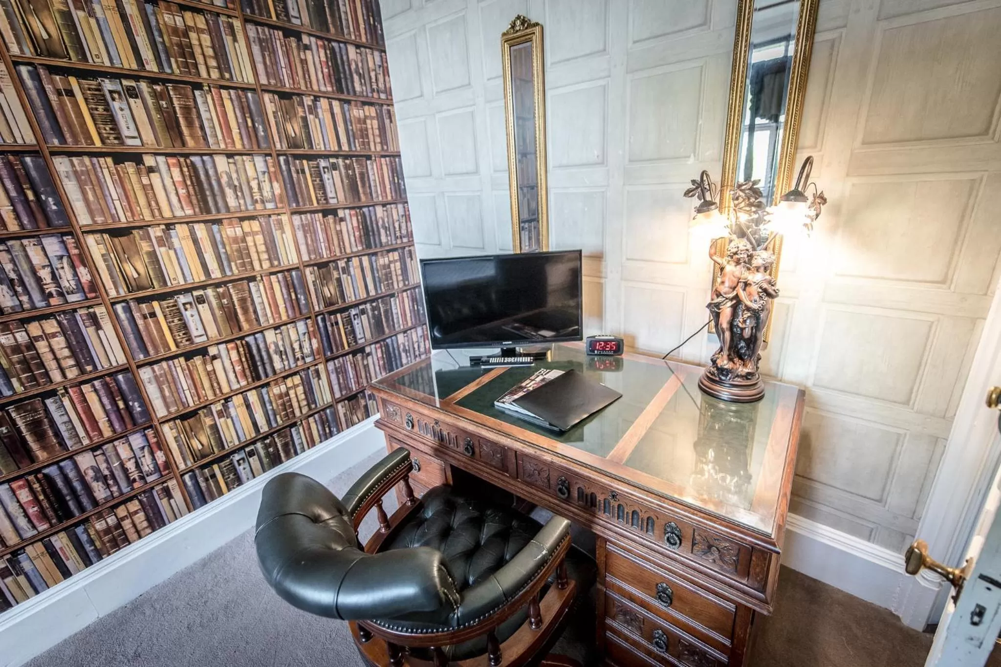 TV/Entertainment Center in Rosehill House Hotel