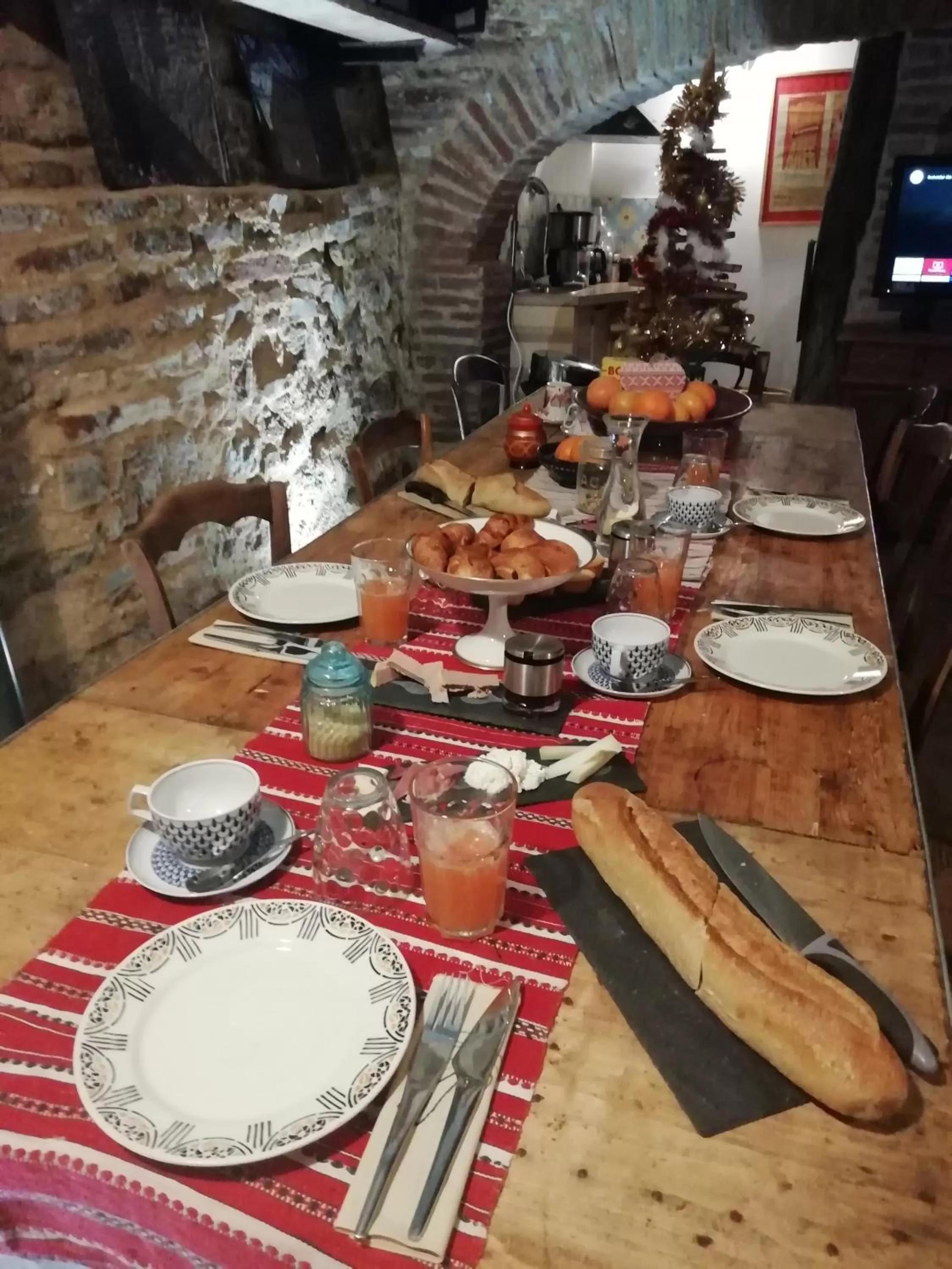 Kitchen or kitchenette in La lauze et l'anguille