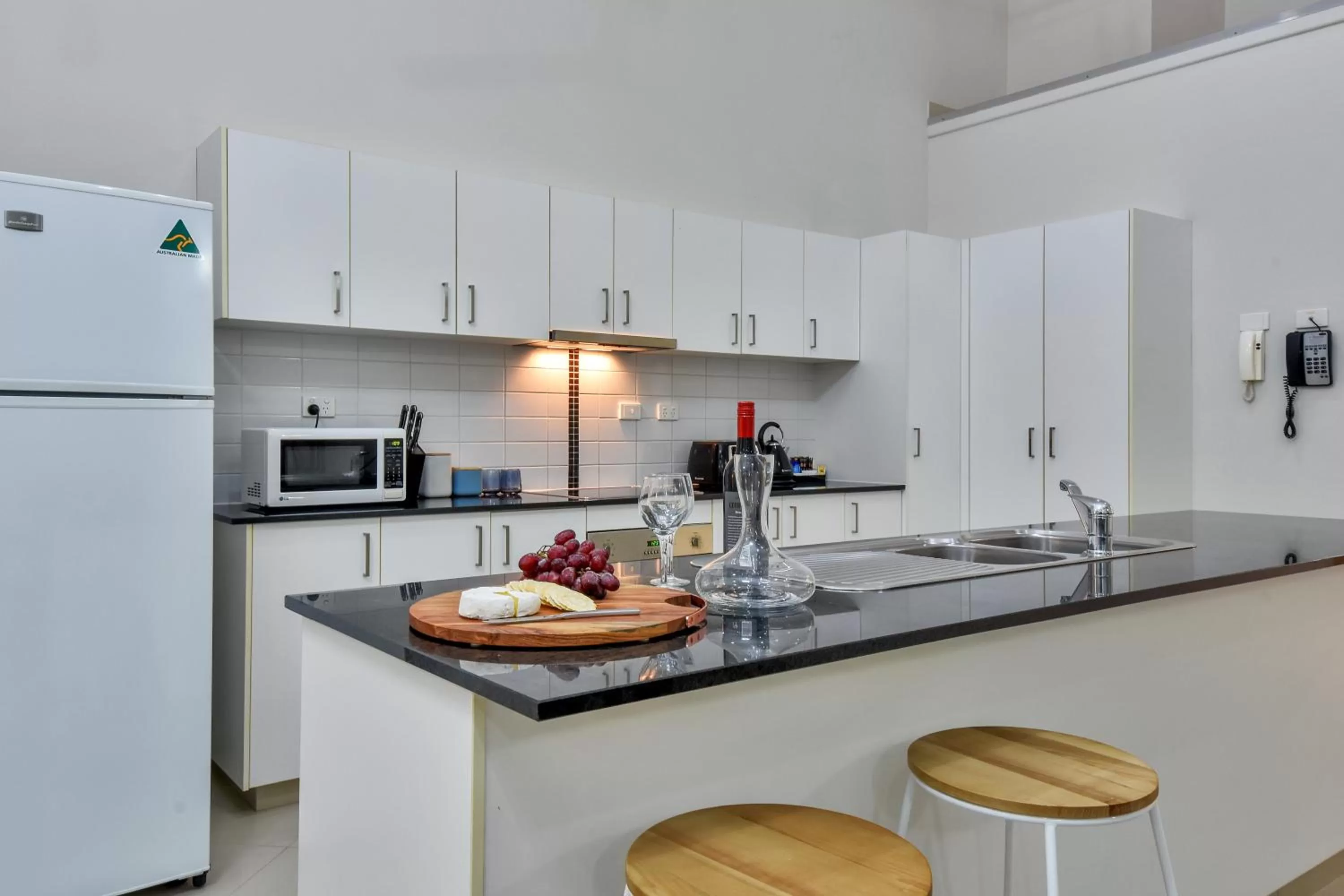 Kitchen or kitchenette in Argus Apartments Darwin
