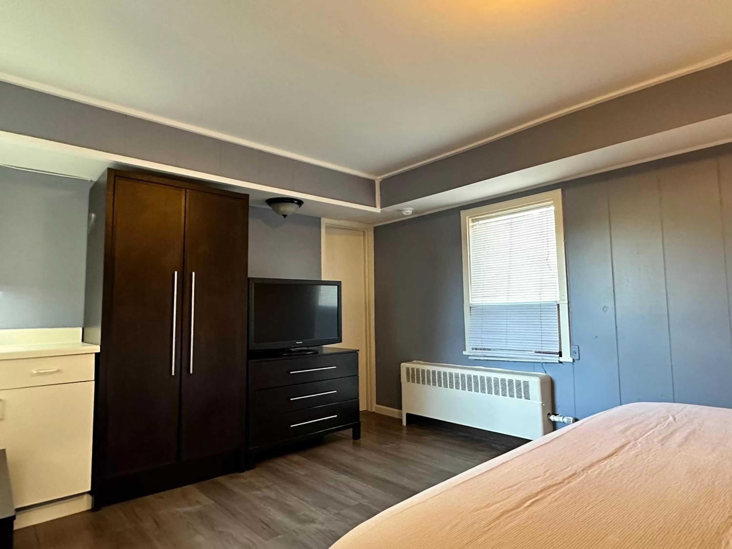 Photo of the whole room, Bed in Community Court Motel