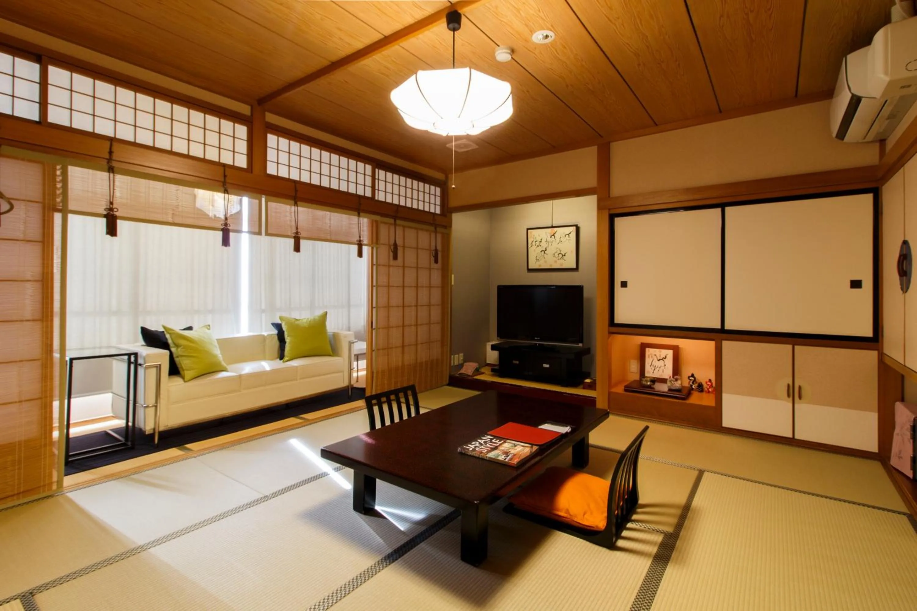 Photo of the whole room, Bed in Oyado Koto No Yume
