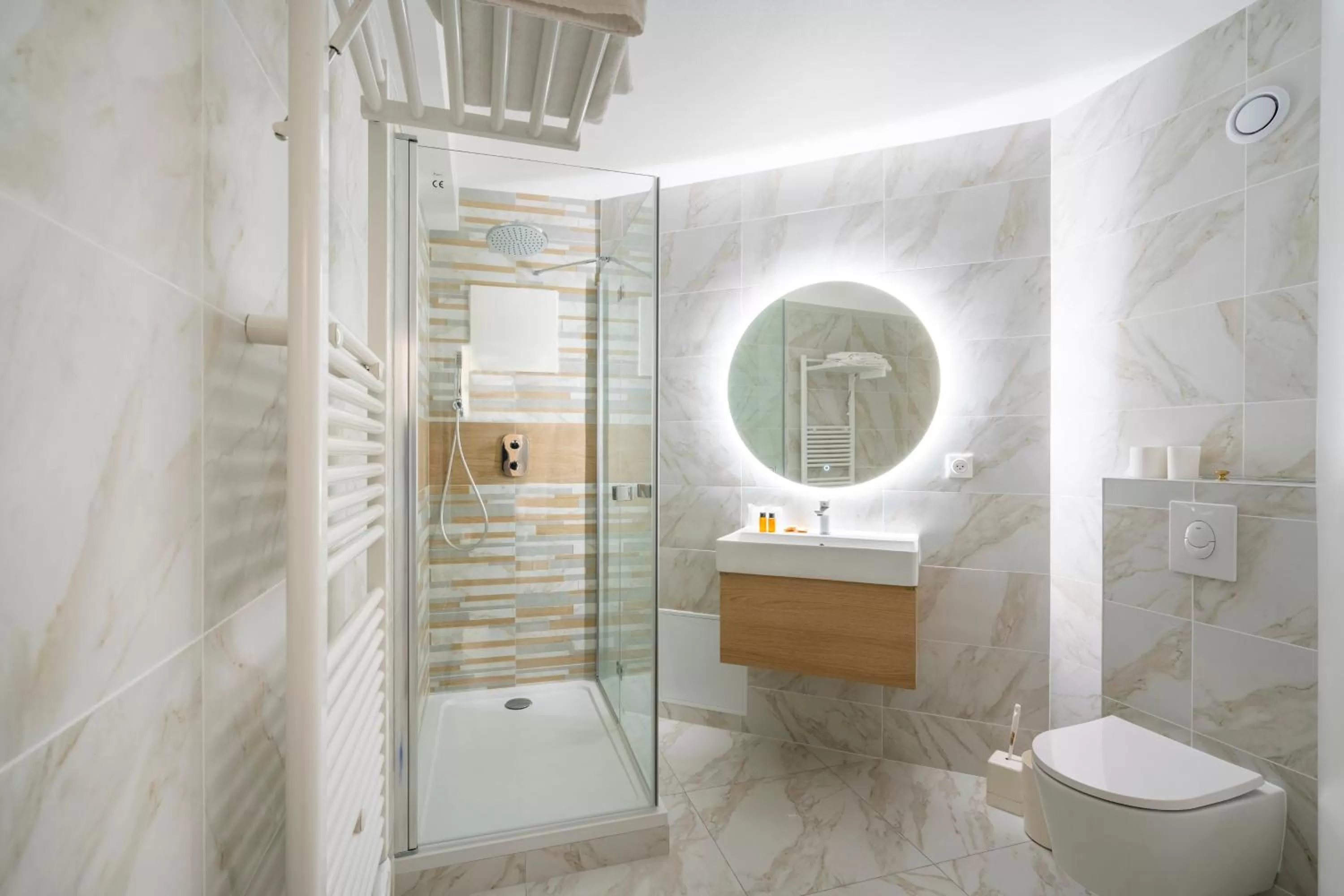 Shower in Cit'Hotel LA PYRAMIDE