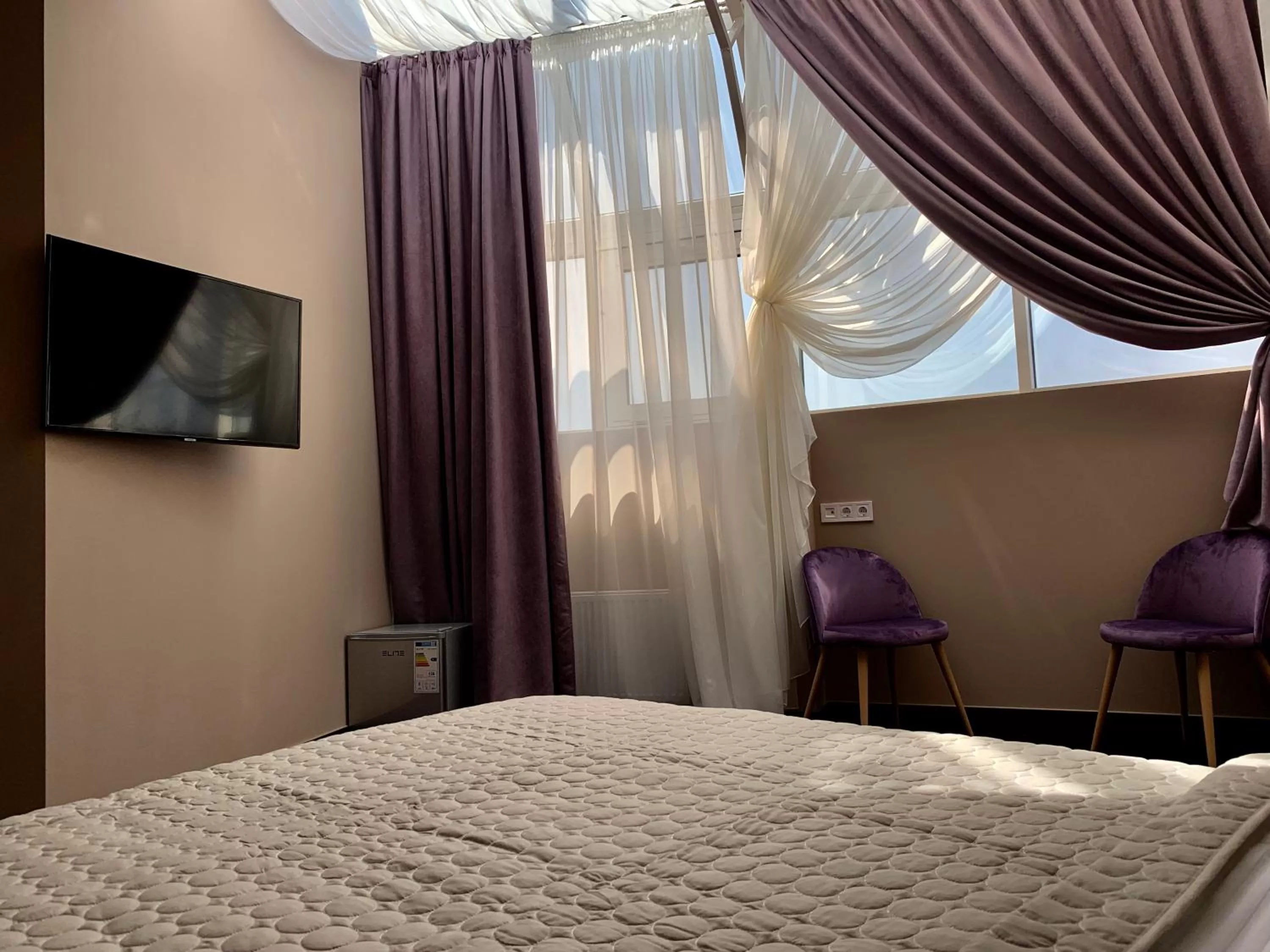 Summer, Bed in Horizon Hotel