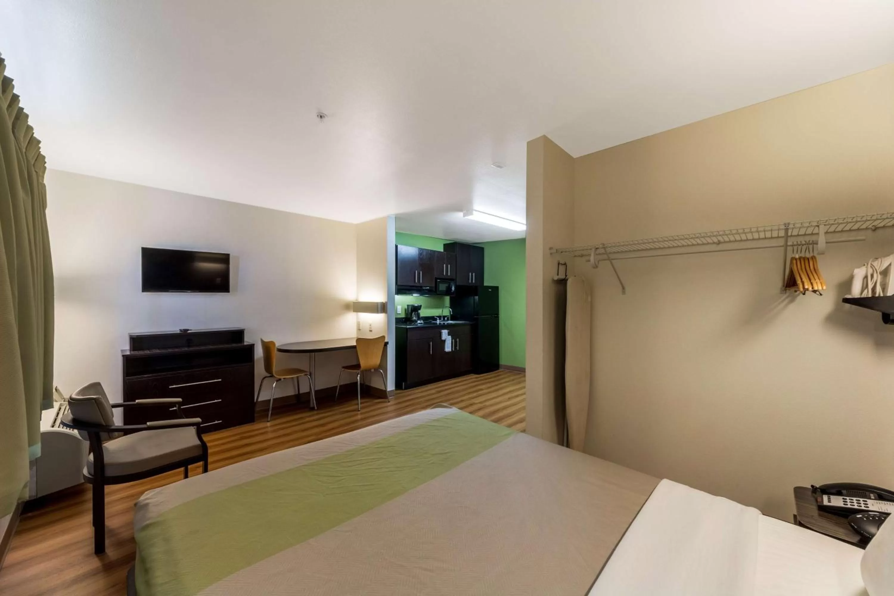 Photo of the whole room, Bed in Super 8 by Wyndham Kenedy