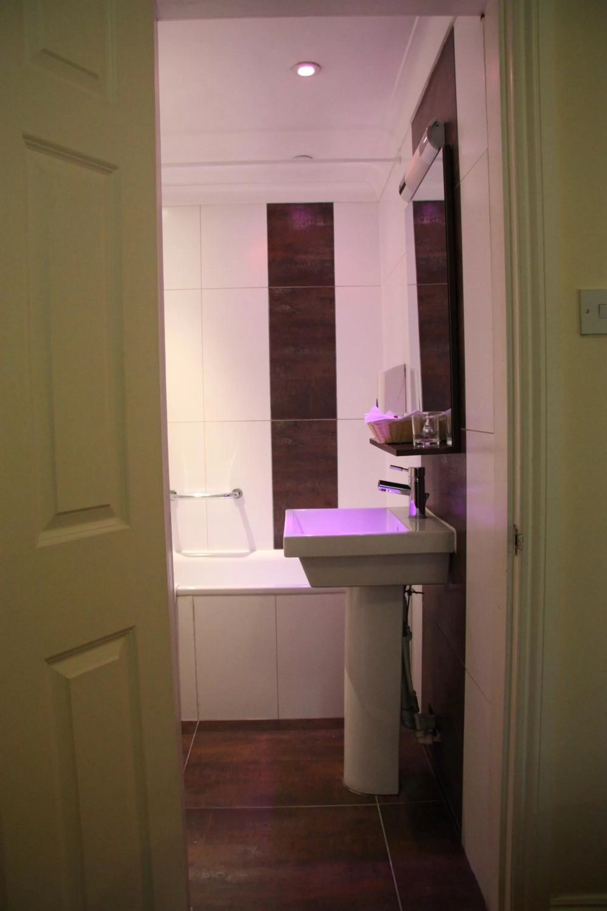 Bathroom in Admiral Hotel at Park Avenue