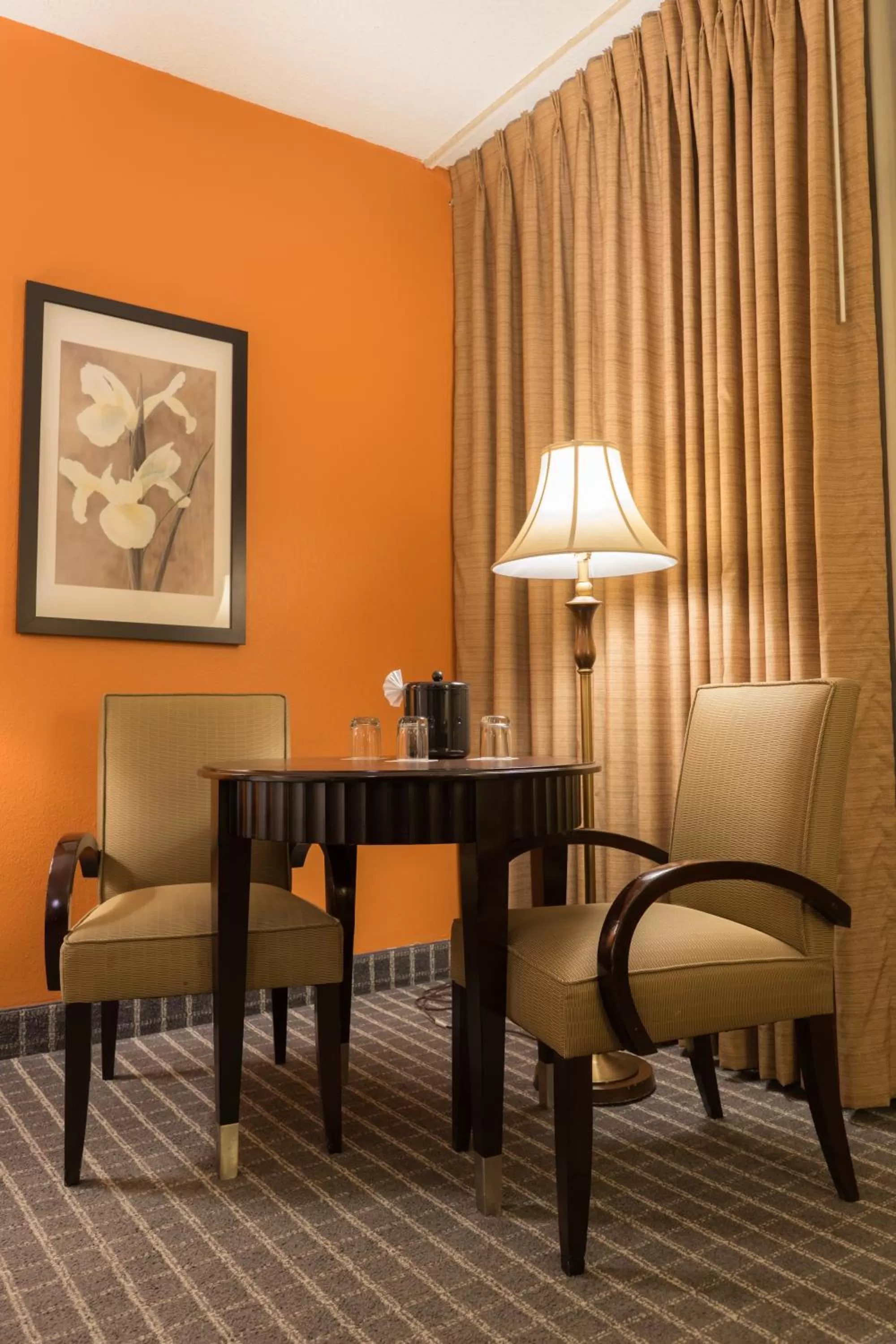 Seating area in Oakland Airport Executive Hotel