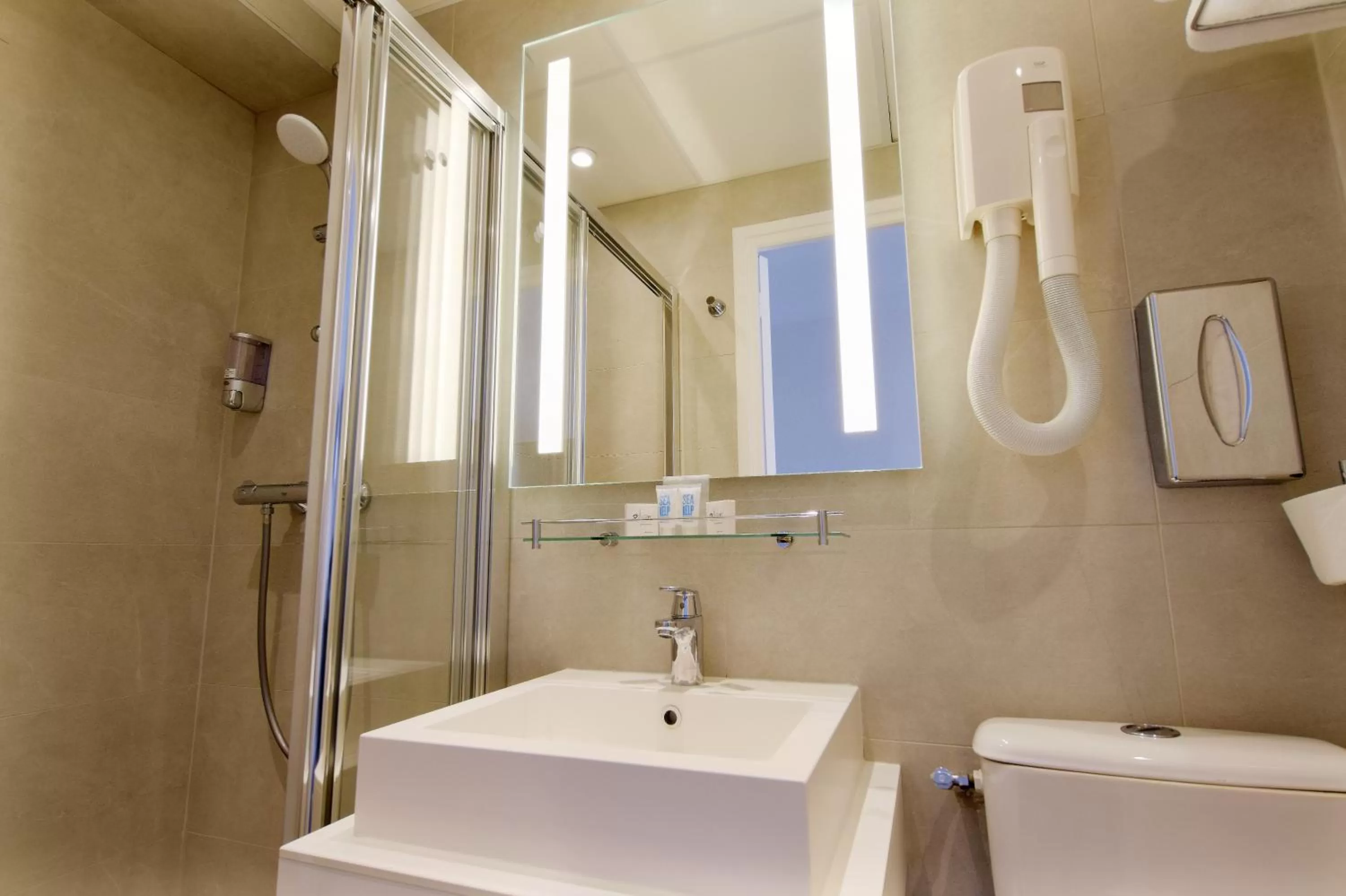 Bathroom in Avia Hôtel Saphir Montparnasse