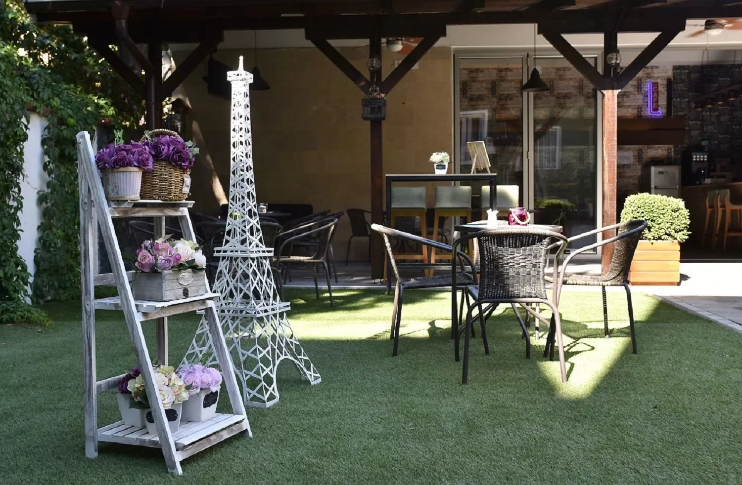 Villa Nina Hotel & Lounge bar