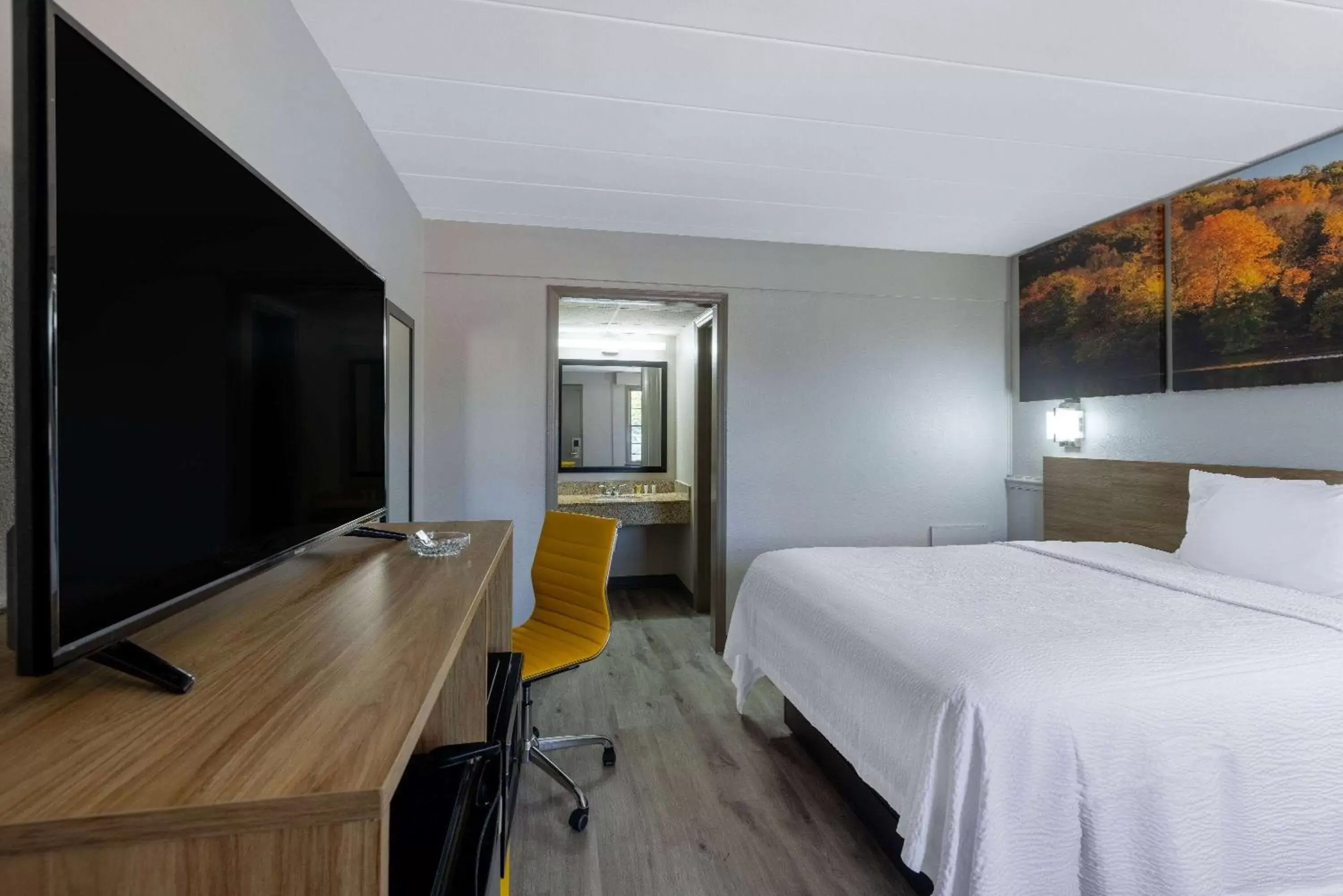 Queen Room - Smoking in Days Inn by Wyndham Lincolnton Queen Room - Smoking in Days Inn by Wyndham Lincolnton