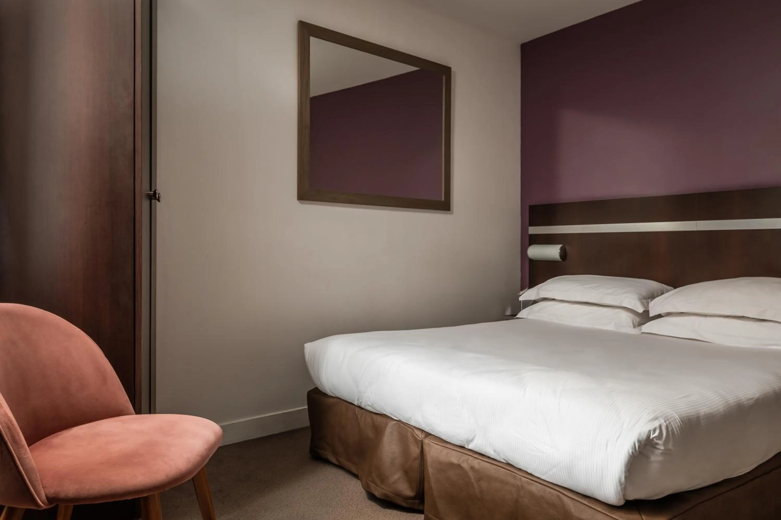 Bed in Arc De Triomphe