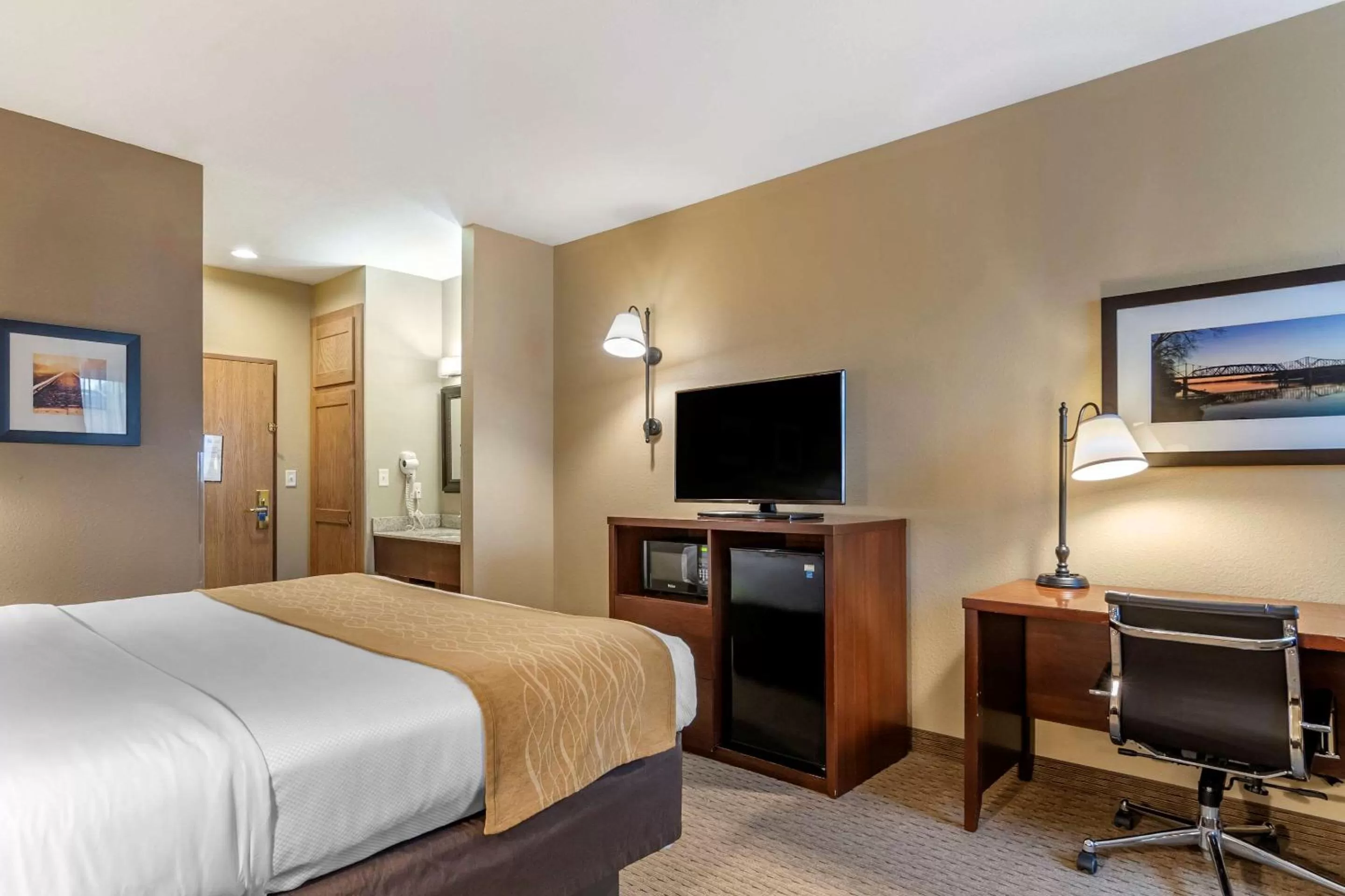 Photo of the whole room, Bed in Comfort Inn Warrensburg Station