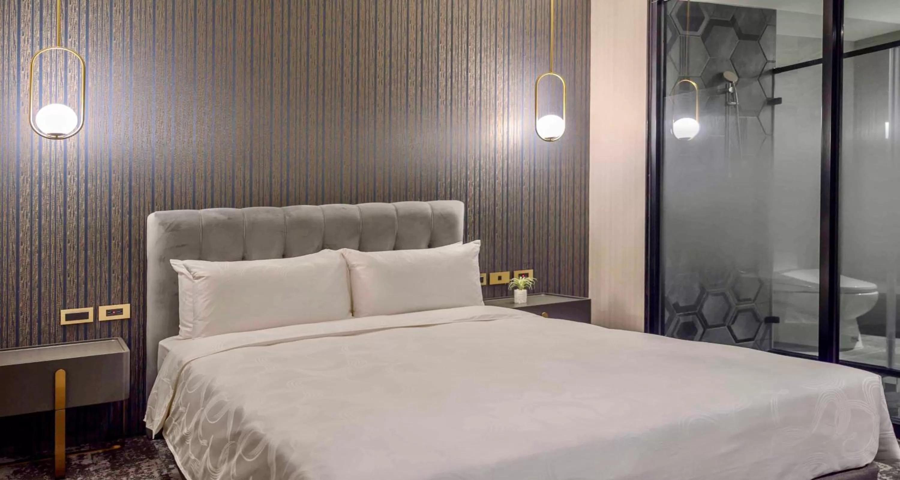 Bed in Tenz Go Hotel