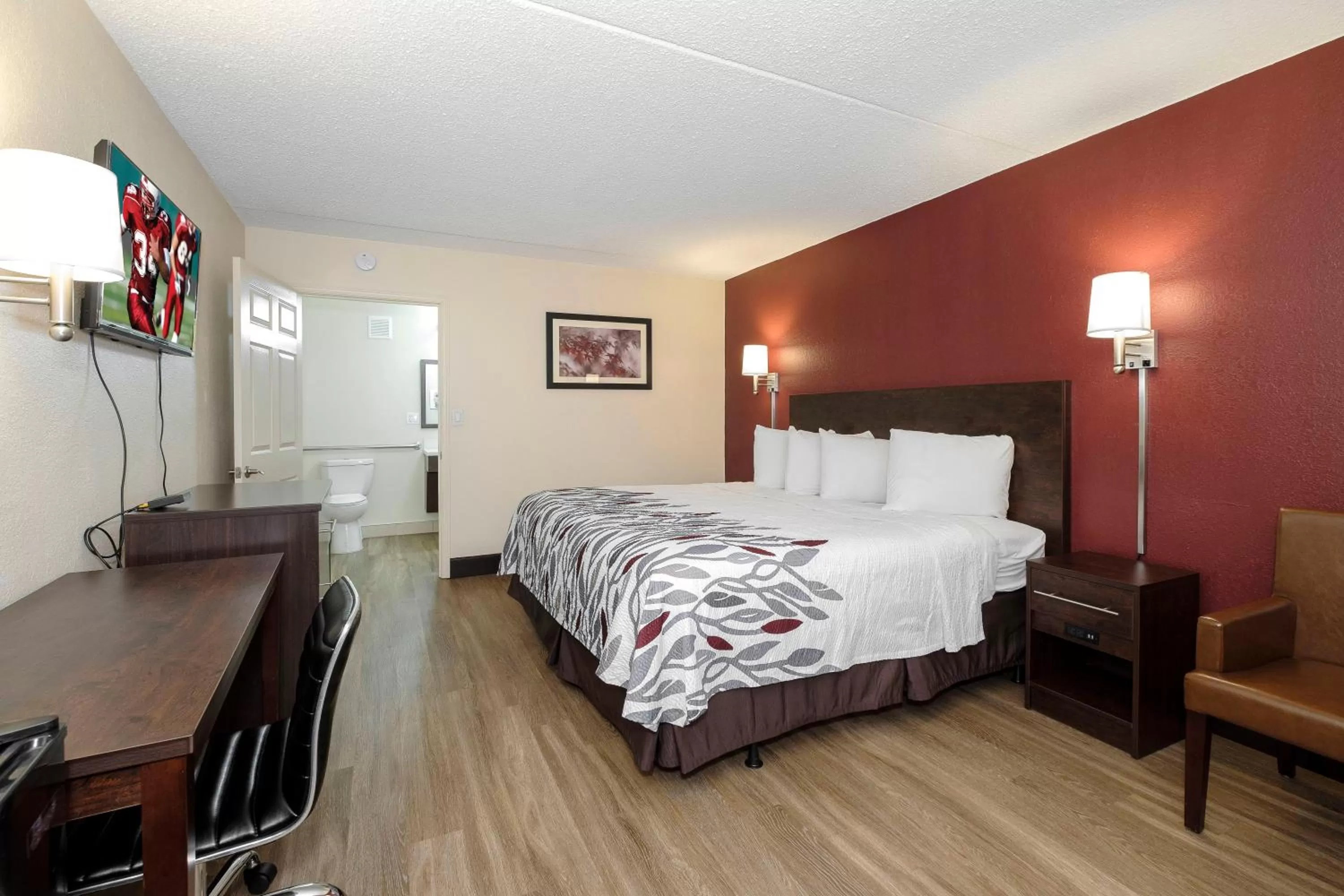 Photo of the whole room, Bed in Red Roof Inn Fredericksburg North