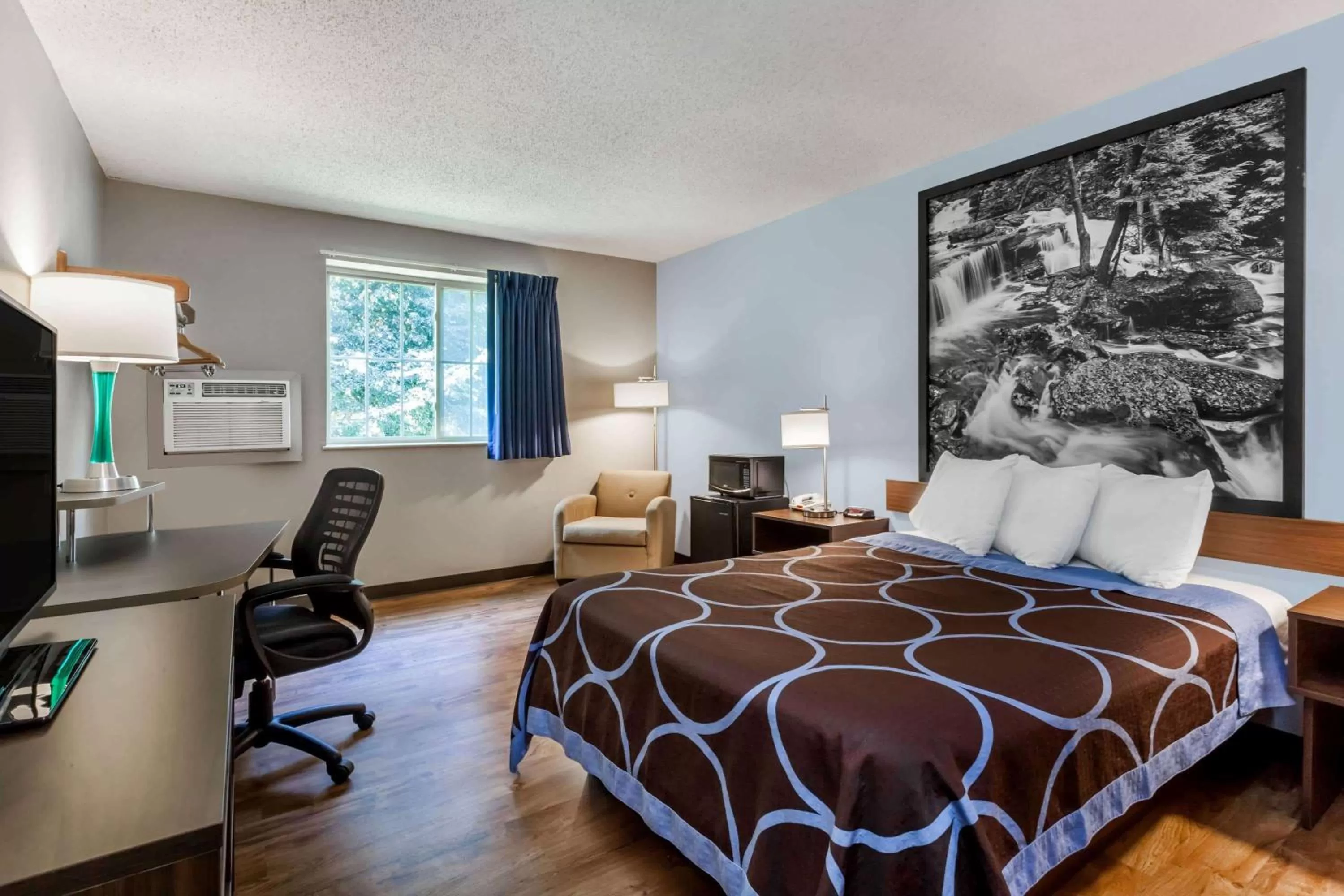 Photo of the whole room, Bed in Super 8 by Wyndham East Stroudsburg - Poconos