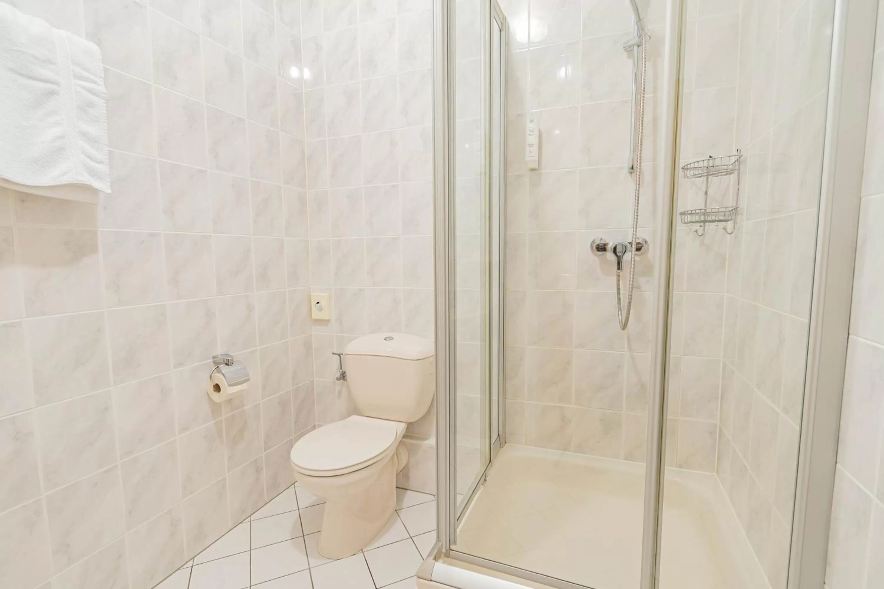 Shower in Hôtel Le Petit Poète