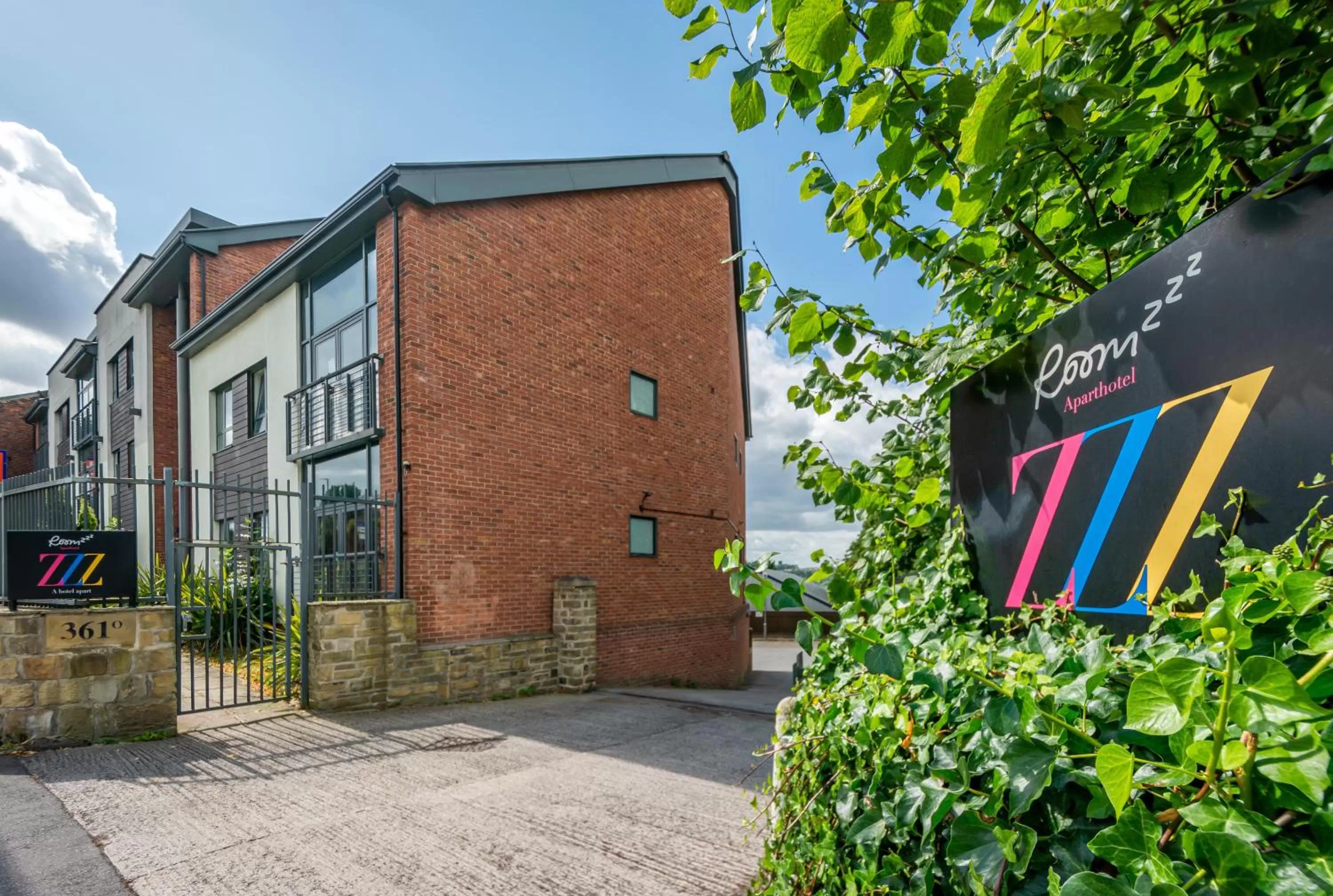 Property logo or sign in Roomzzz Leeds Headingley