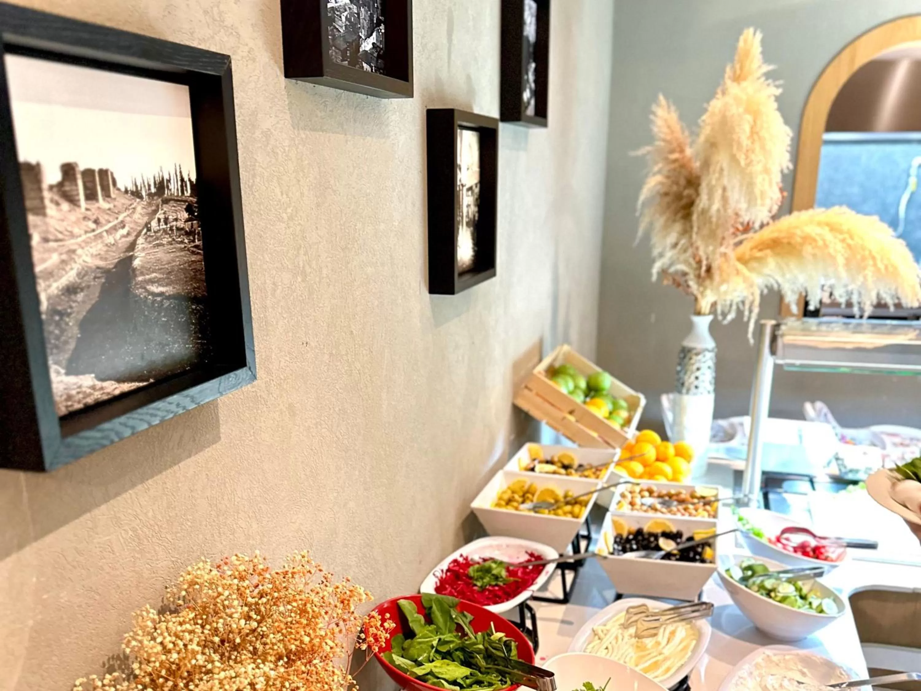 Food and drinks in Edition Old City Hotel