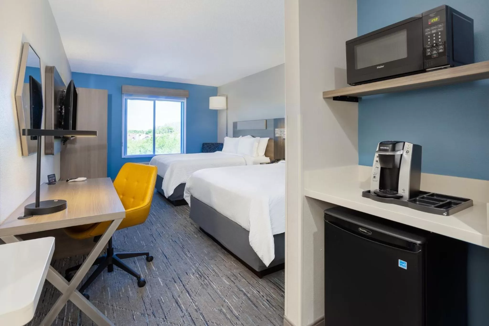 Photo of the whole room, Bed in Holiday Inn Express and Suites Tampa I-75 at Bruce B. Downs by IHG