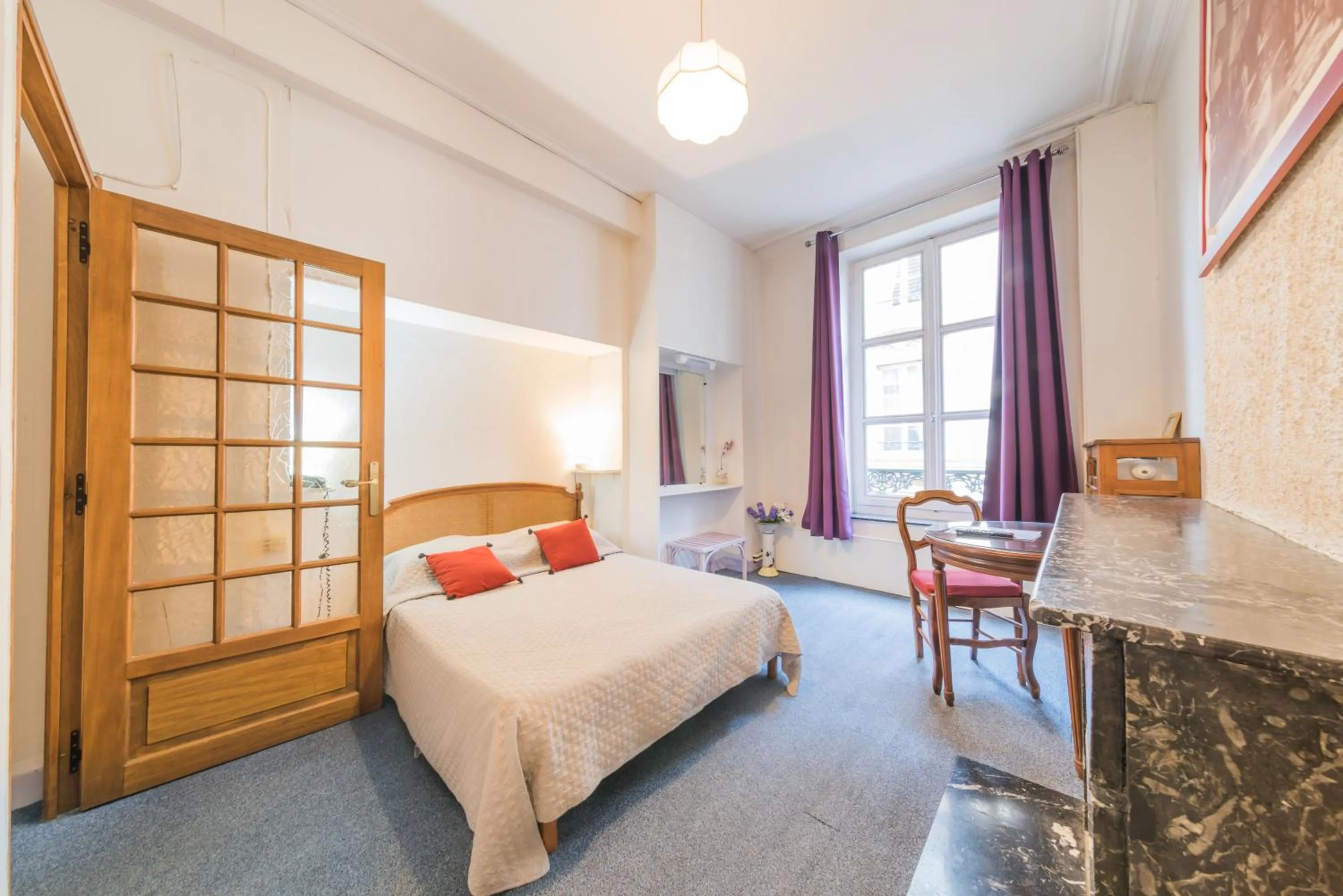 Bedroom in Hôtel du Centre