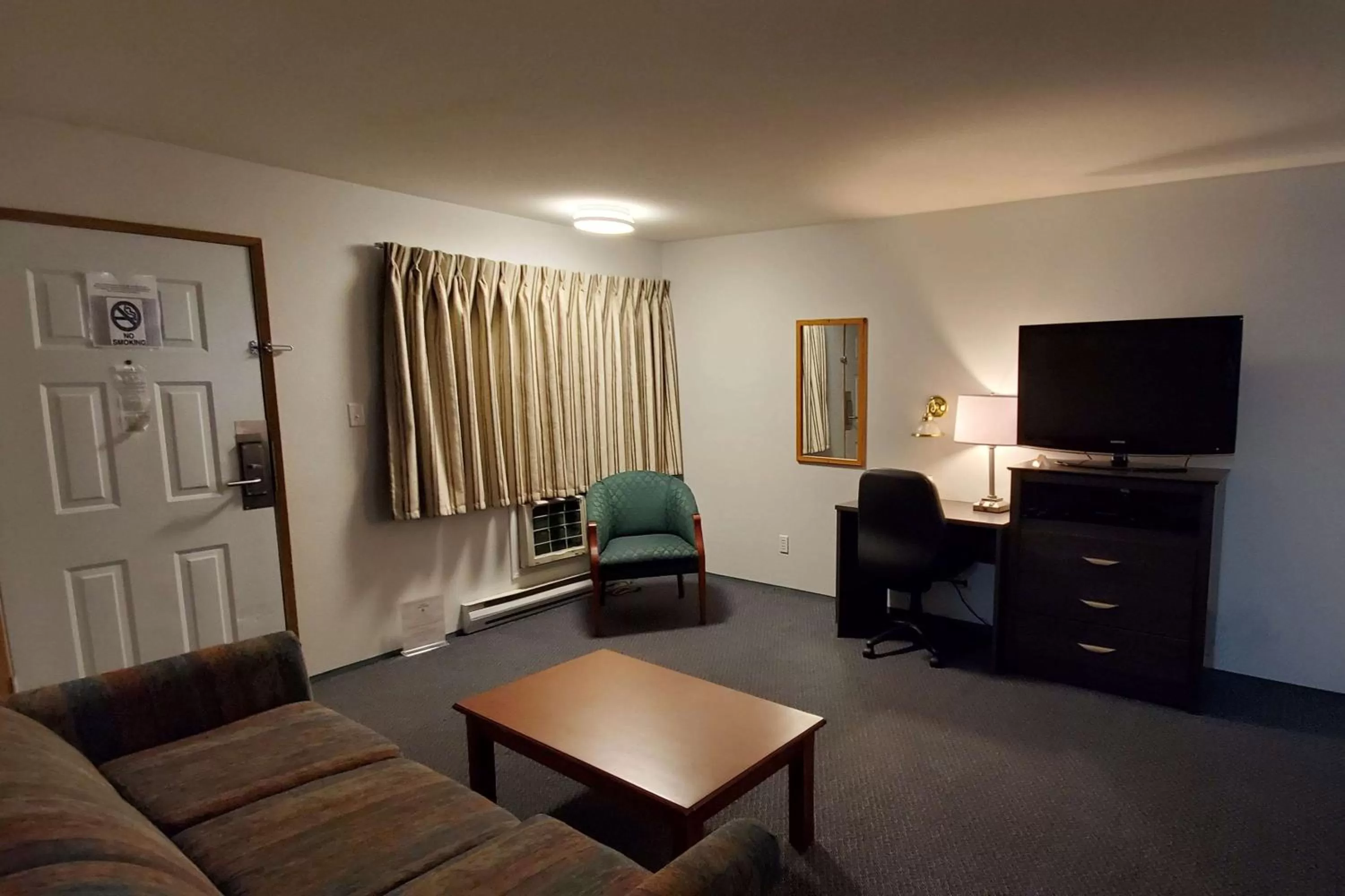Photo of the whole room in Travelodge by Wyndham McBride
