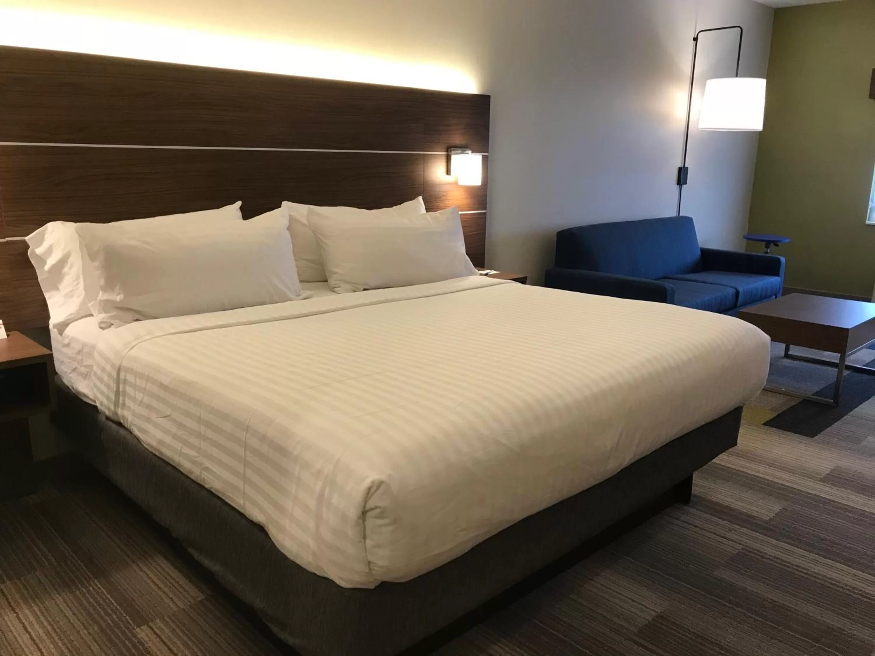 Bed in Holiday Inn Express Rochester-Victor by IHG
