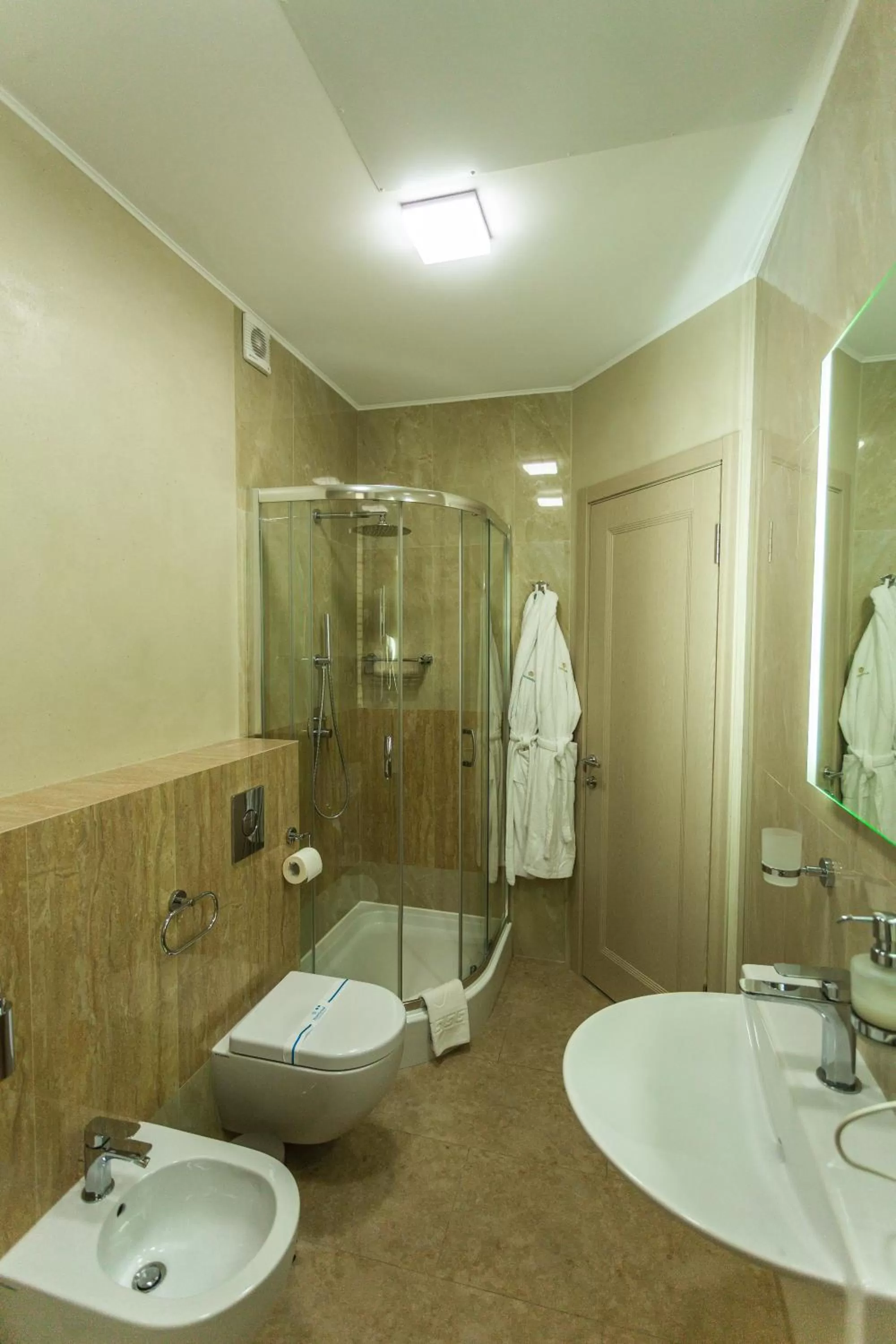 Shower in Hotel "Mandarin Clubhouse"