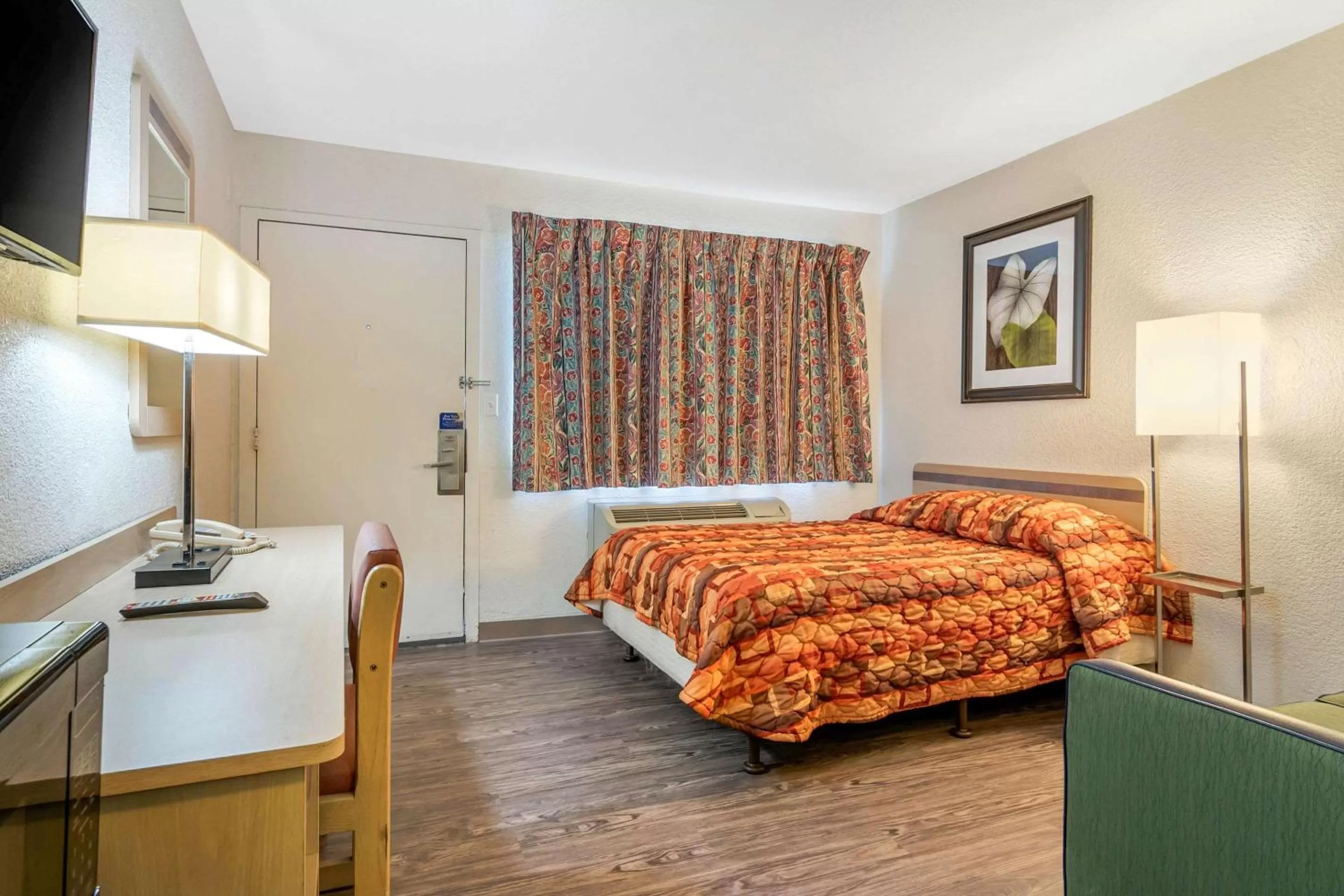 Photo of the whole room in Rodeway Inn