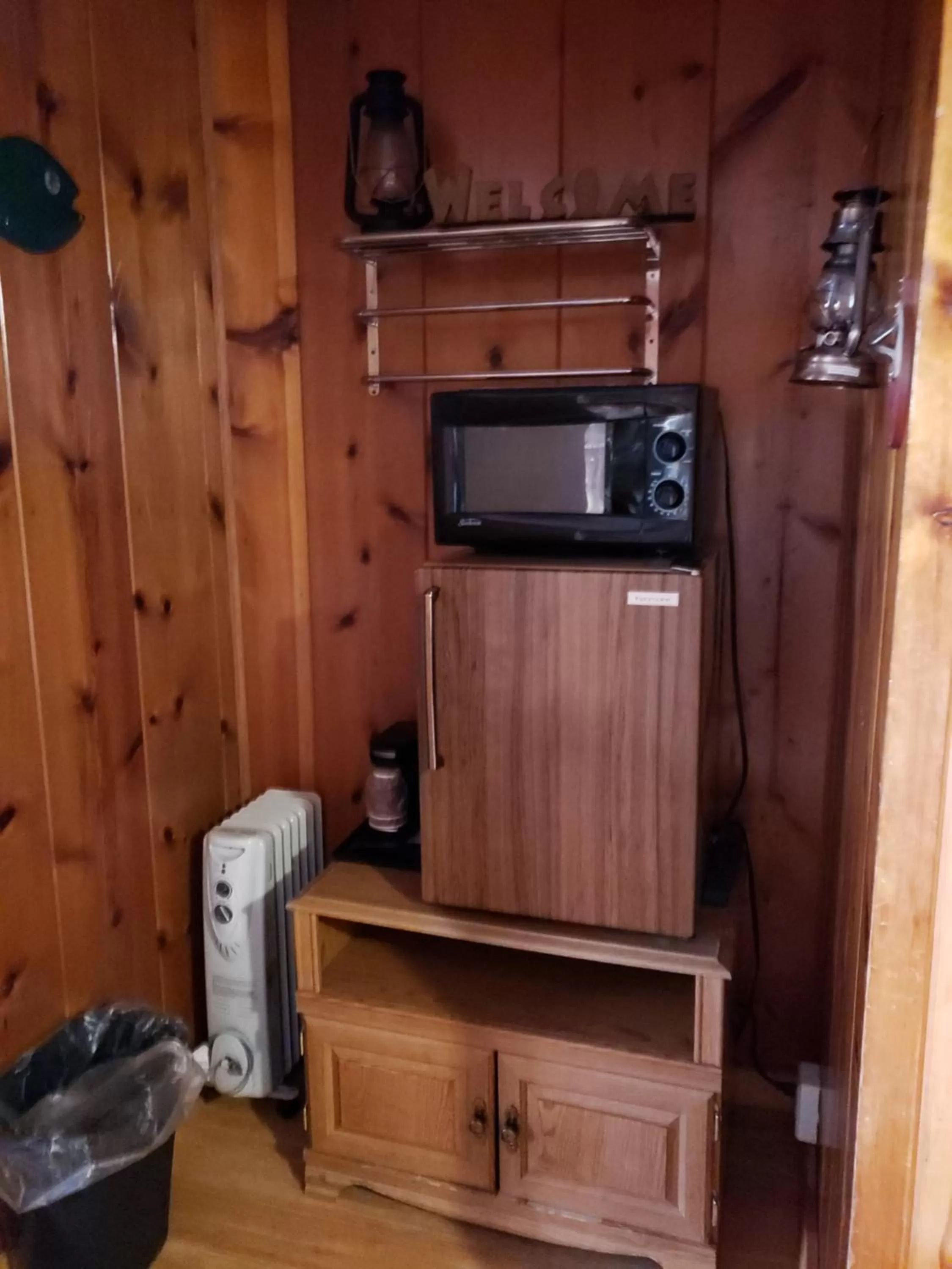 Kitchen or kitchenette, Kitchen/Kitchenette in CRESCENT MOON MOTEL