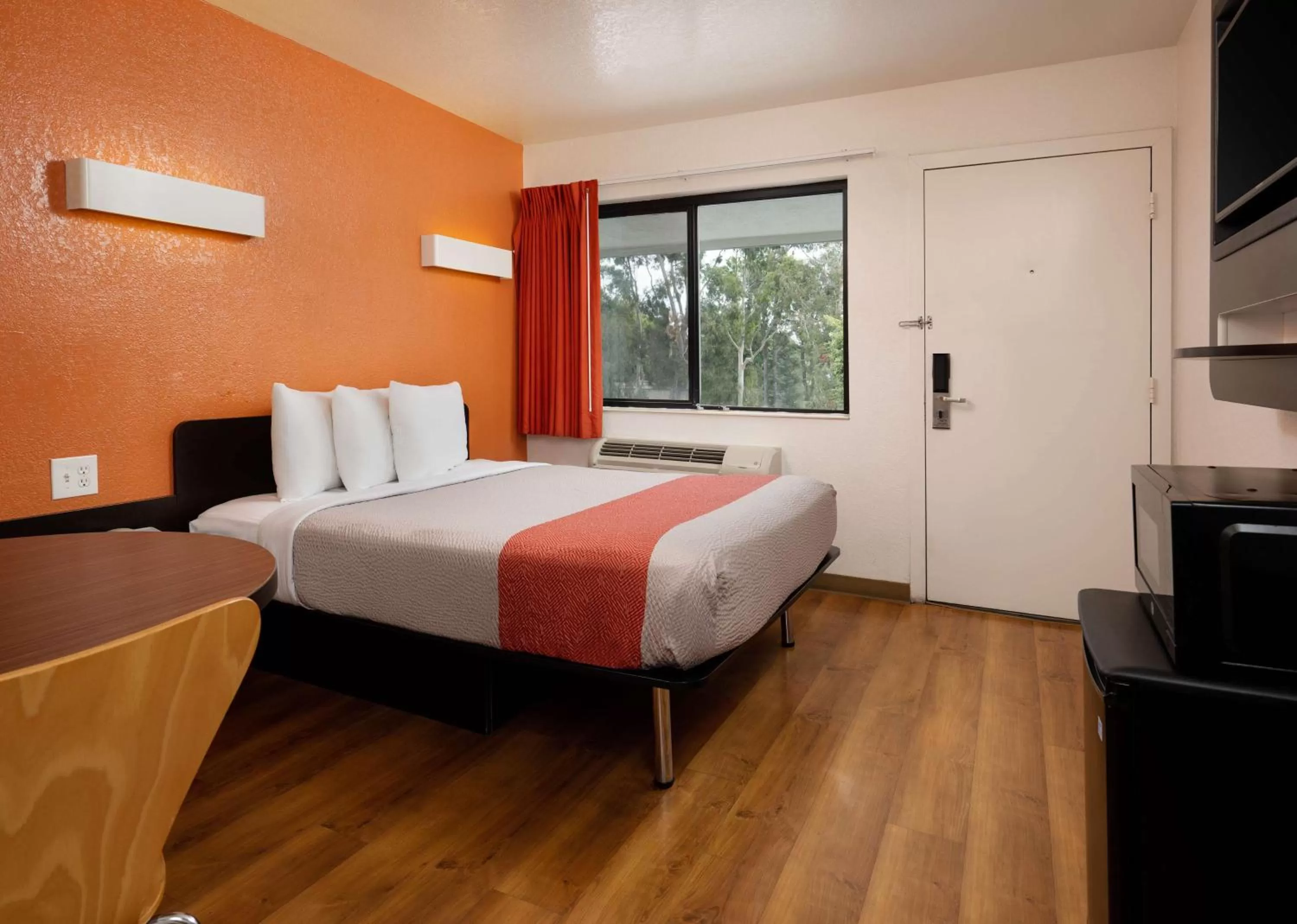 Photo of the whole room, Bed in Motel 6-Camarillo, CA