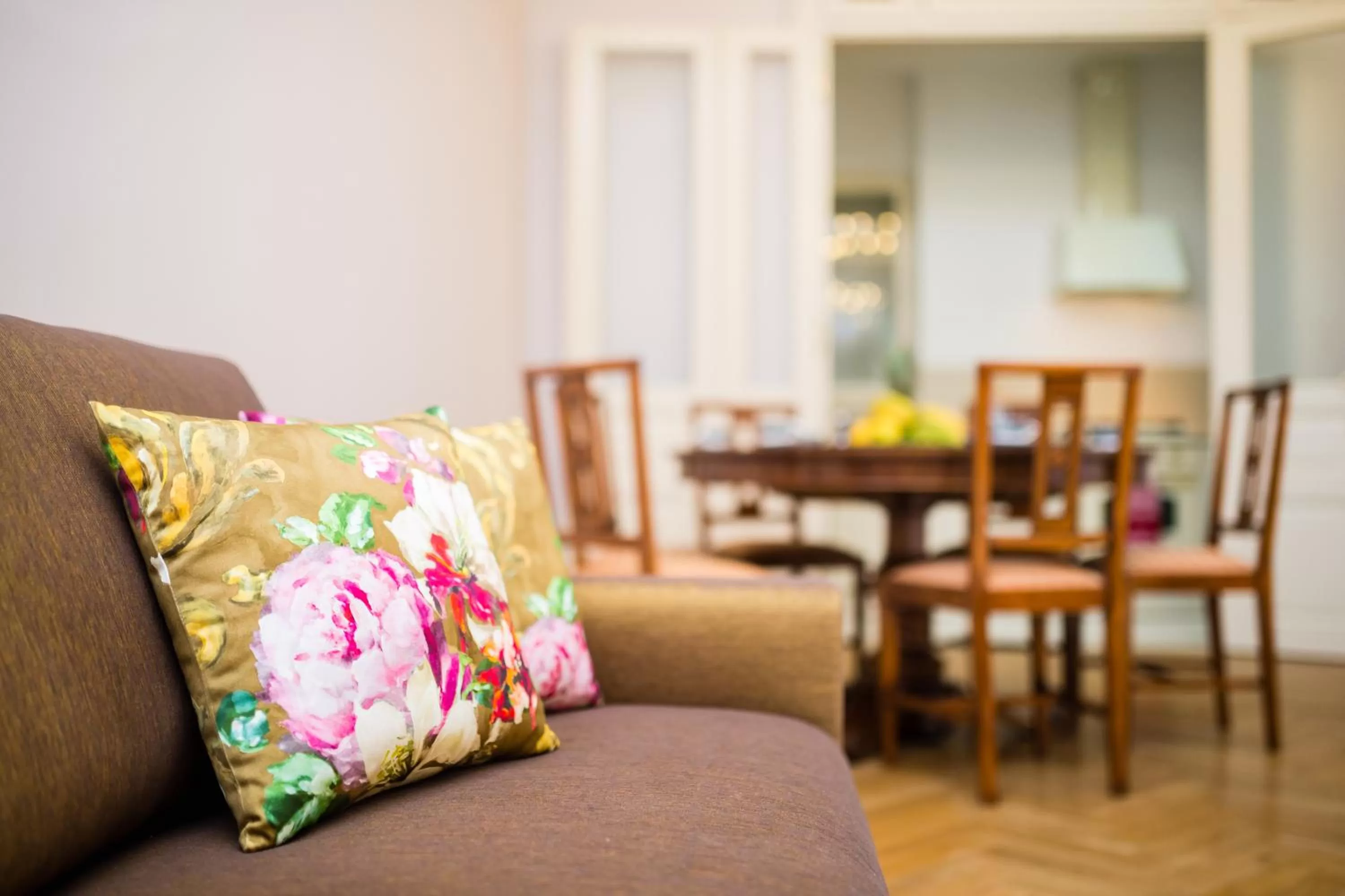 Dining area in Grand Central Residence by TKC