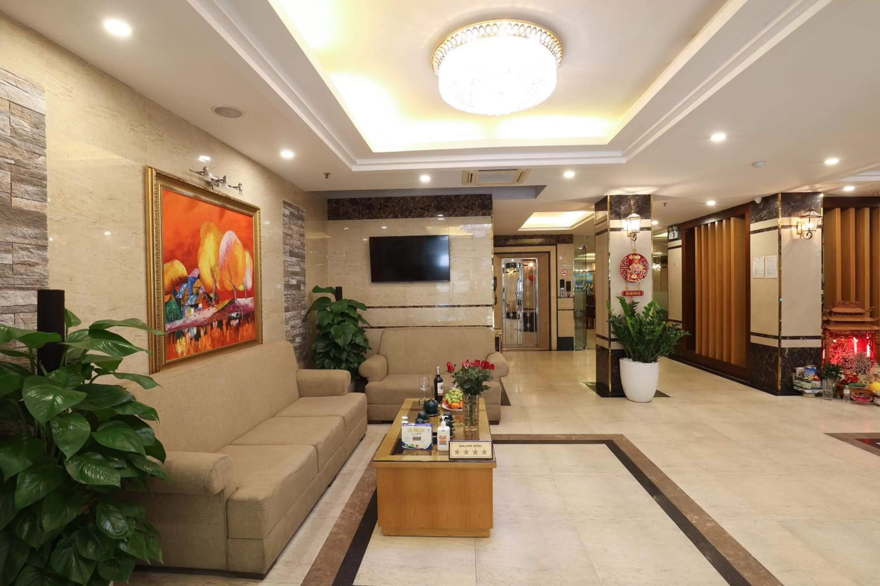 Communal lounge/ TV room in Gallant Hotel