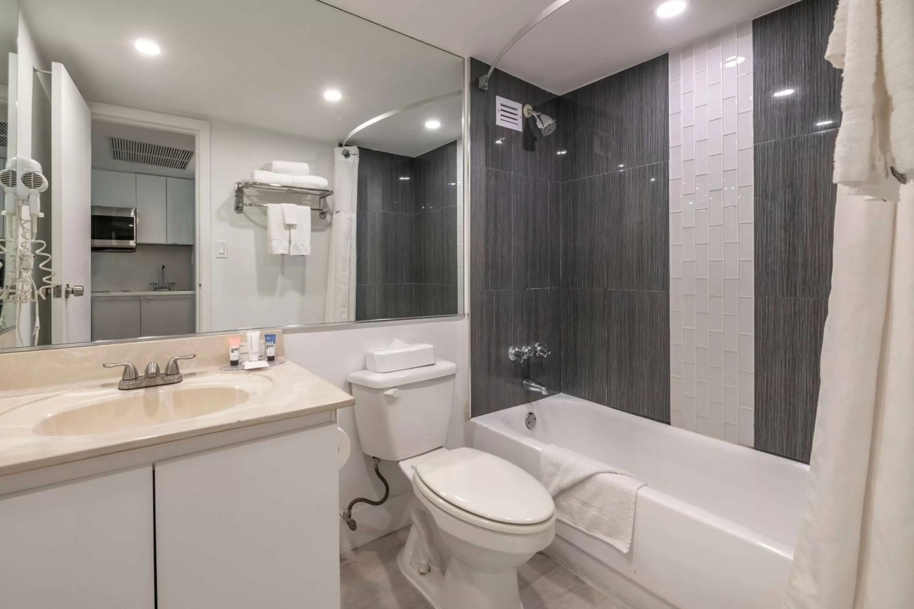 TV and multimedia in Ramada Plaza by Wyndham Marco Polo Beach Resort