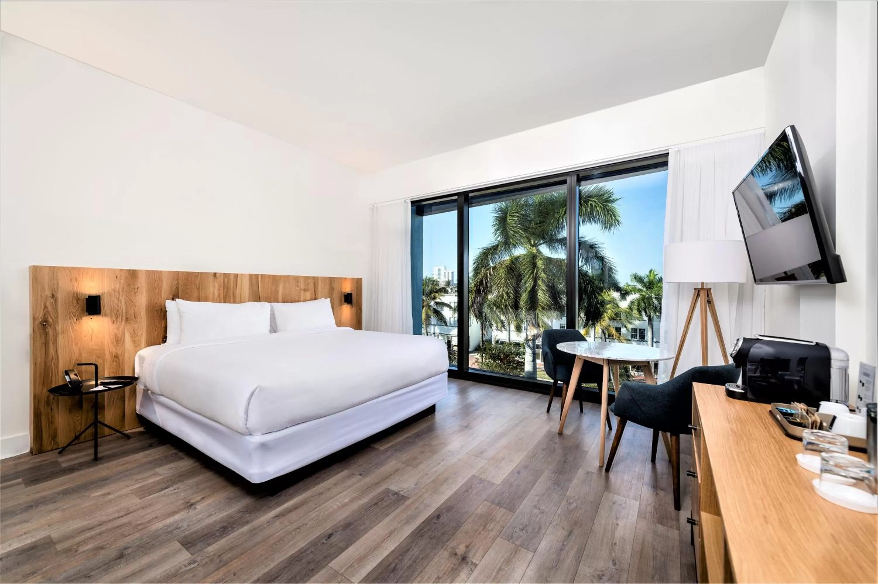 Photo of the whole room in Urbanica Euclid