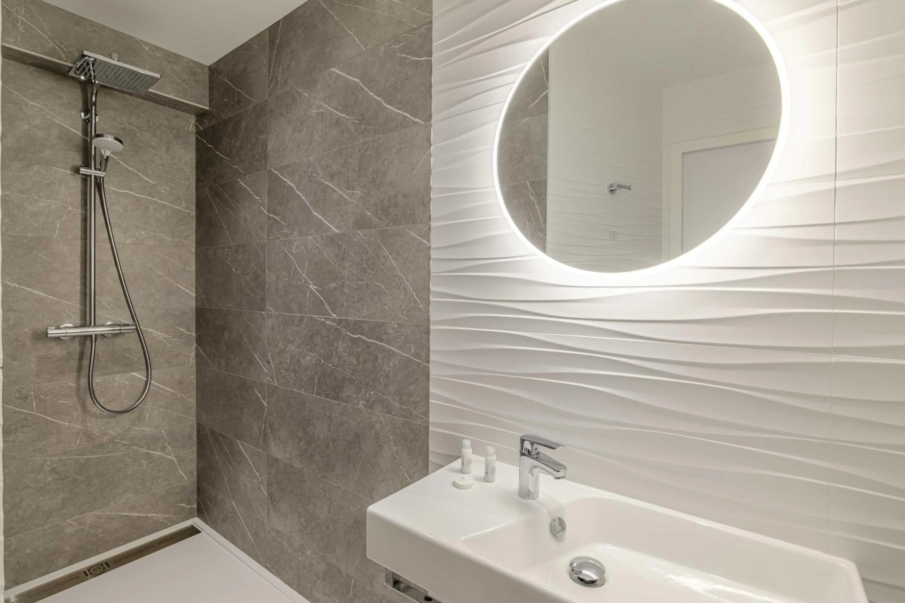 Bathroom in Campanile Caen Centre Gare