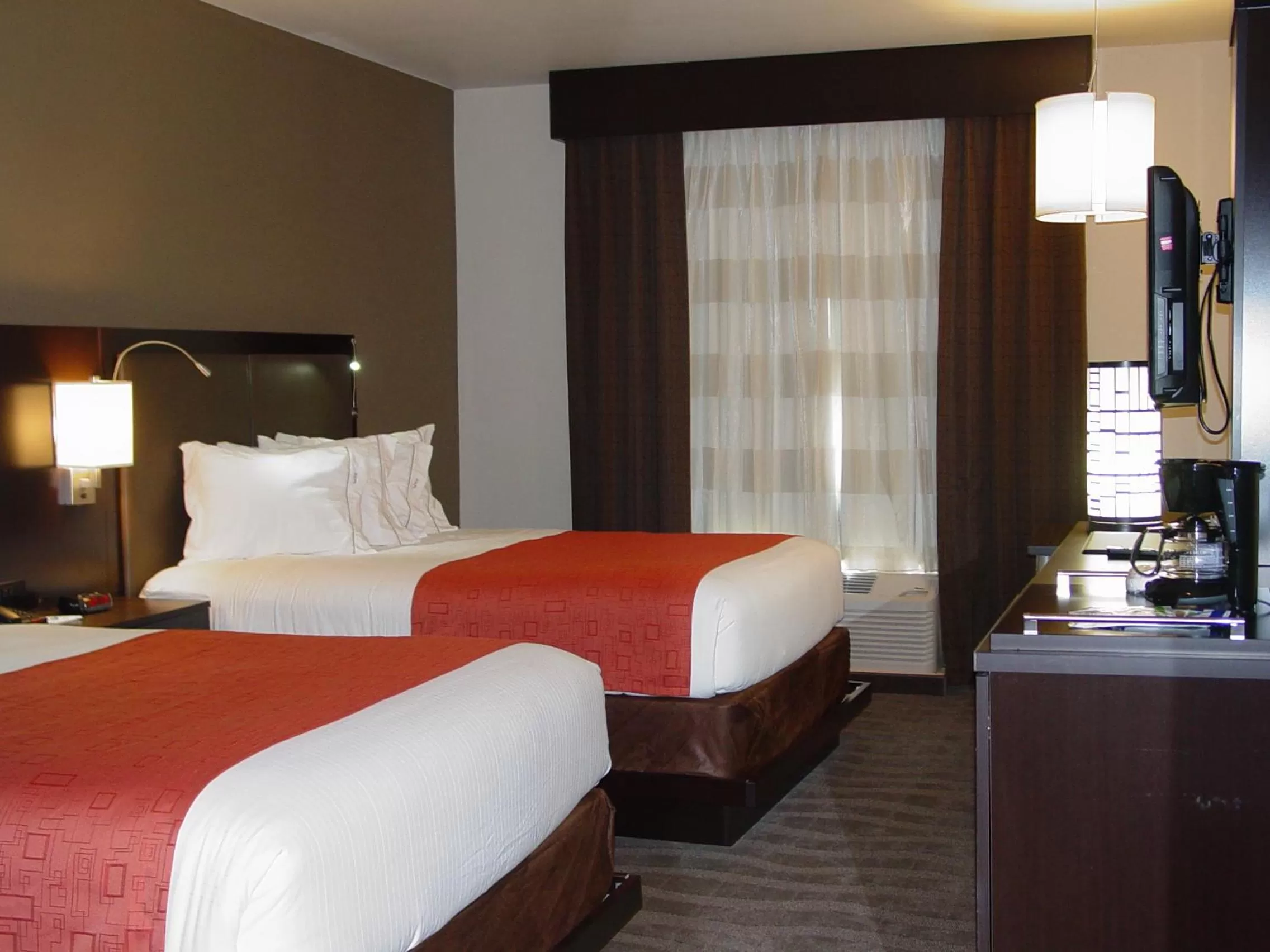 Bed in Holiday Inn Express Hotels & Suites Rockingham West by IHG