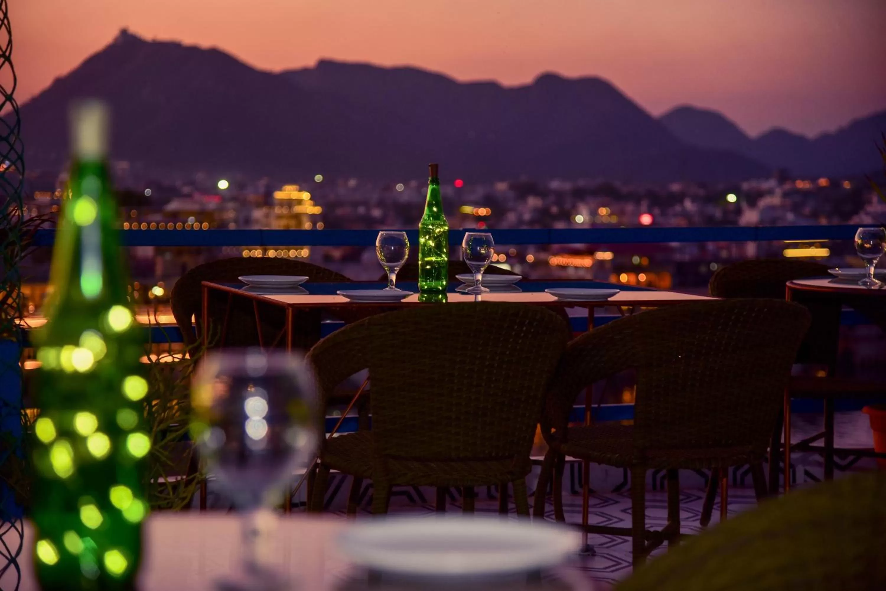 Restaurant/places to eat in Hotel Casa by the lake