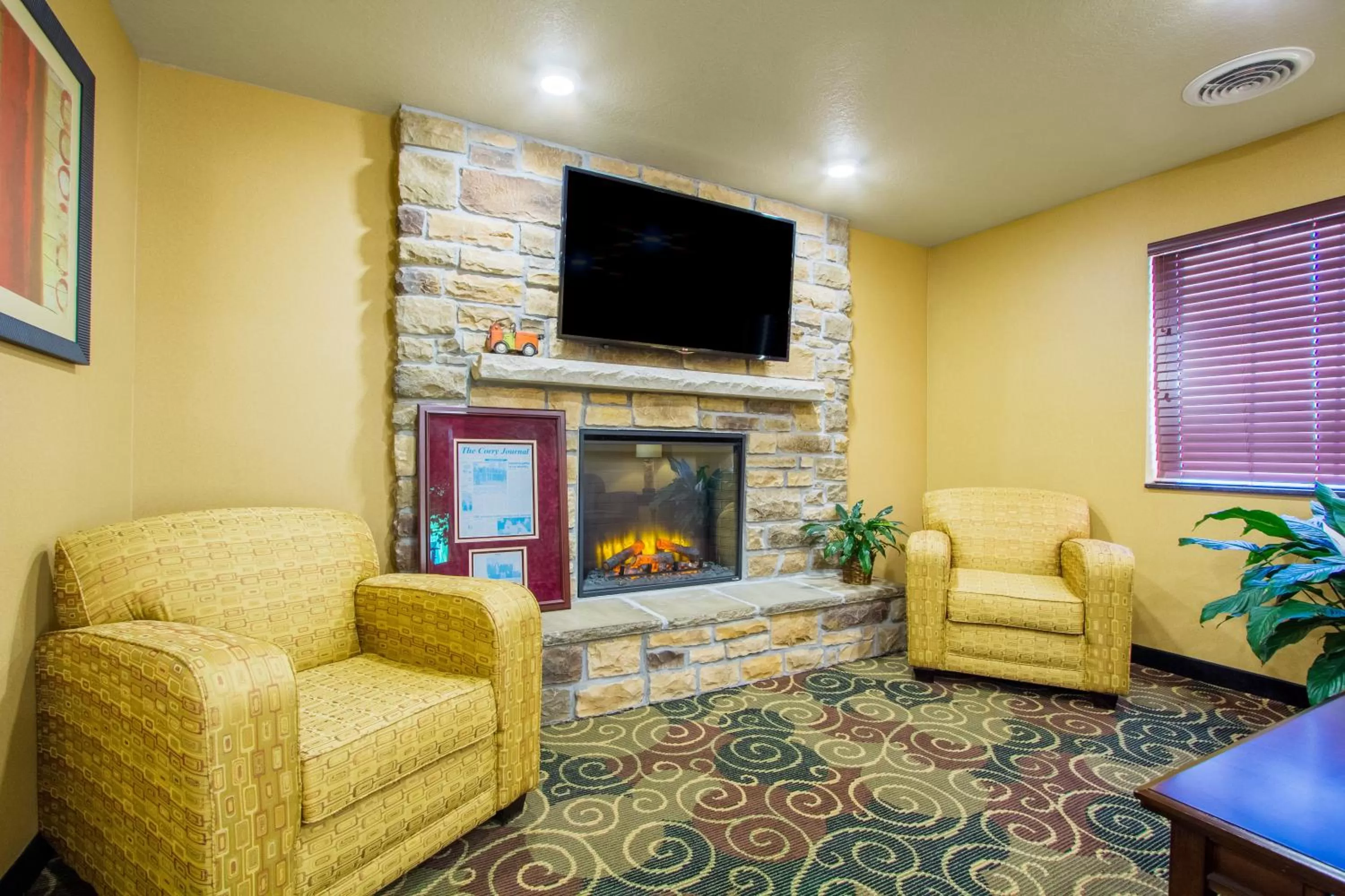 Communal lounge/ TV room in Cobblestone Inn & Suites - Corry
