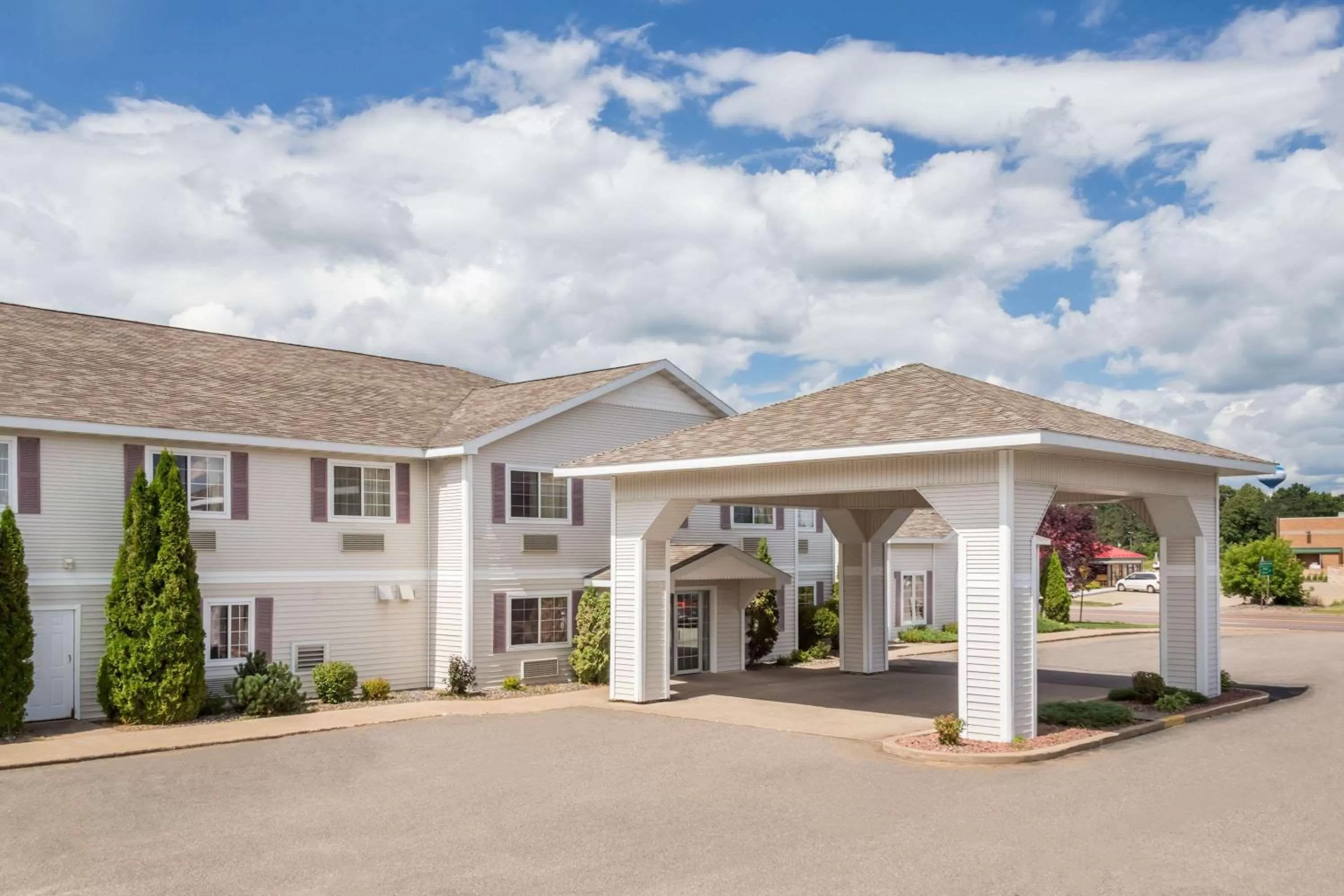 AmericInn by Wyndham Eagle River Downtown