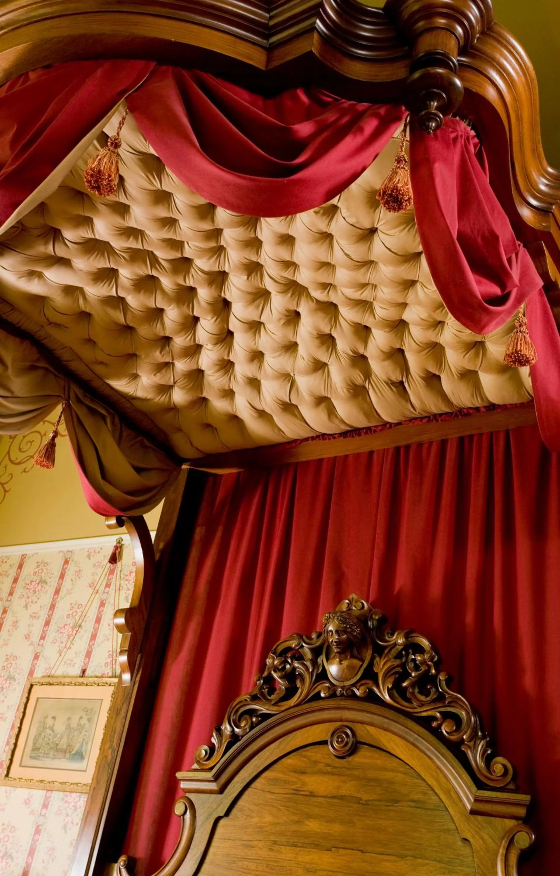 Bed in Garth Woodside Mansion Bed and Breakfast