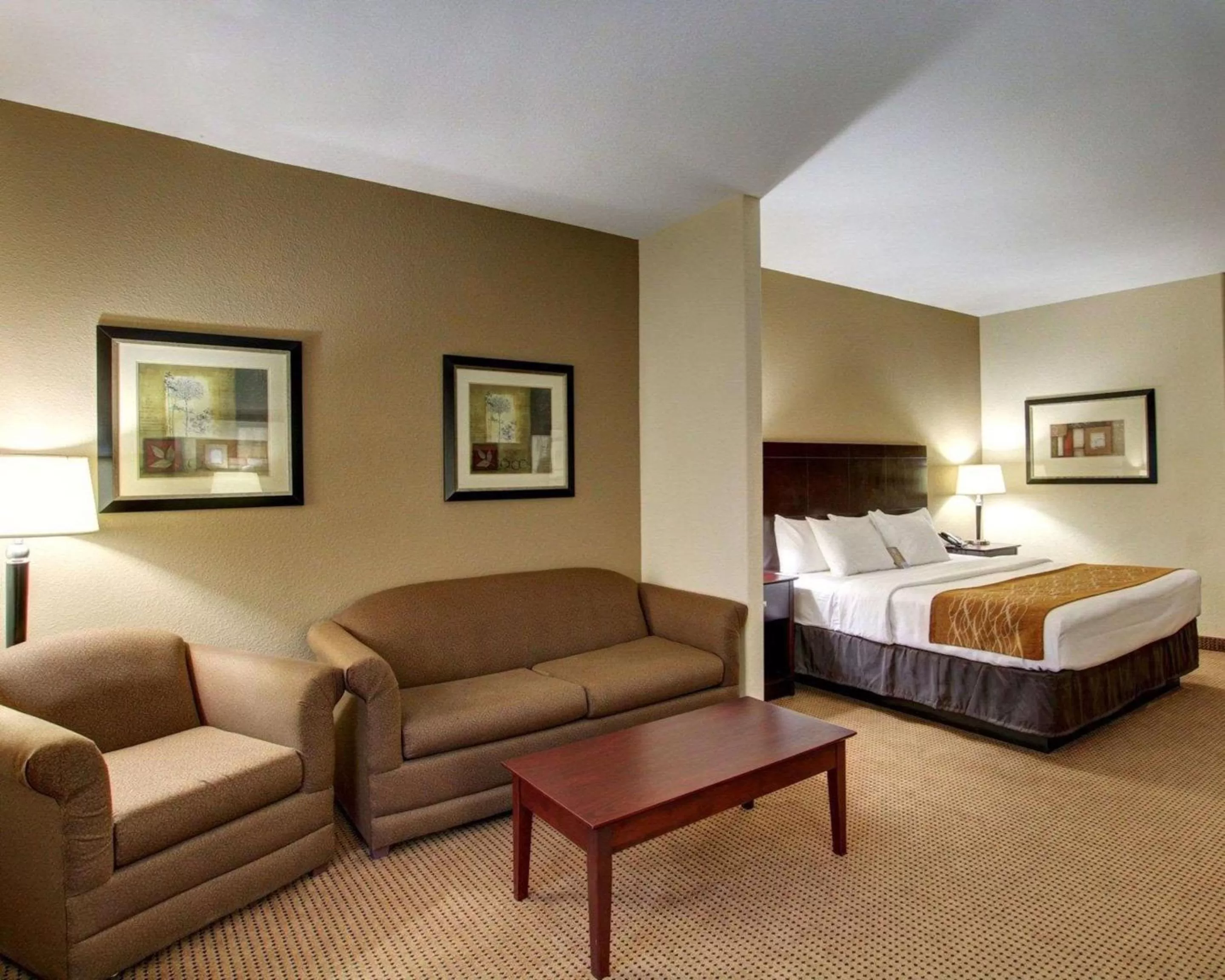 Photo of the whole room, Bed in Comfort Inn & Suites