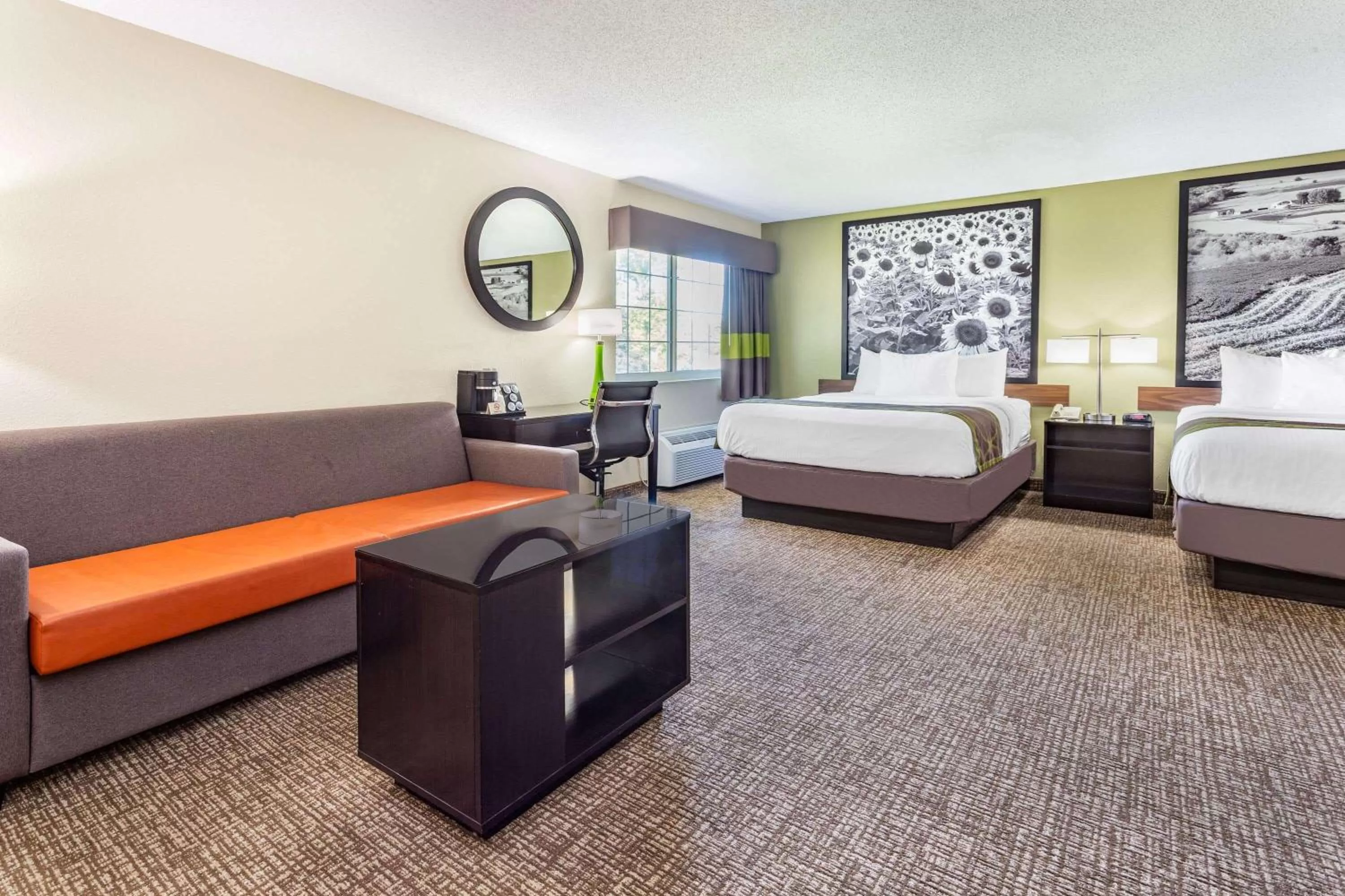 Photo of the whole room, Bed in Super 8 by Wyndham Emmetsburg