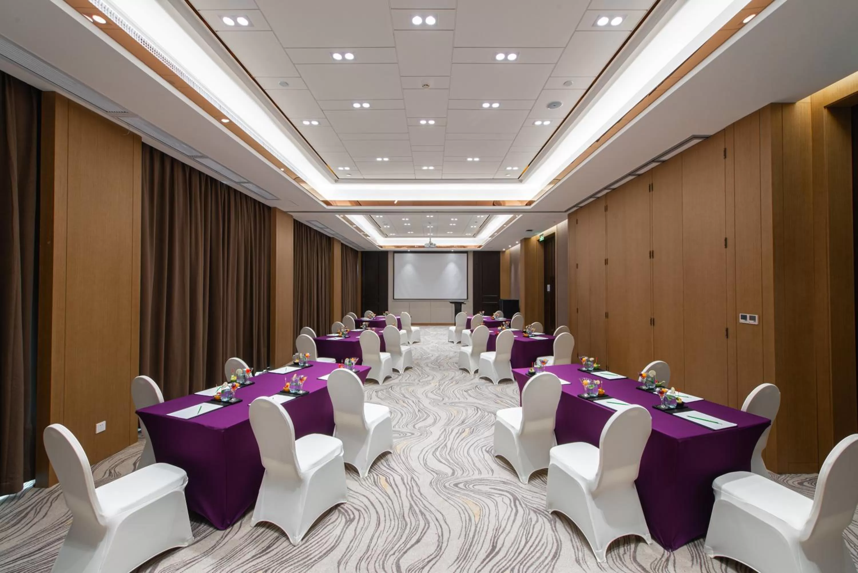 Meeting/conference room in Holiday Inn Wuhan Riverside by IHG