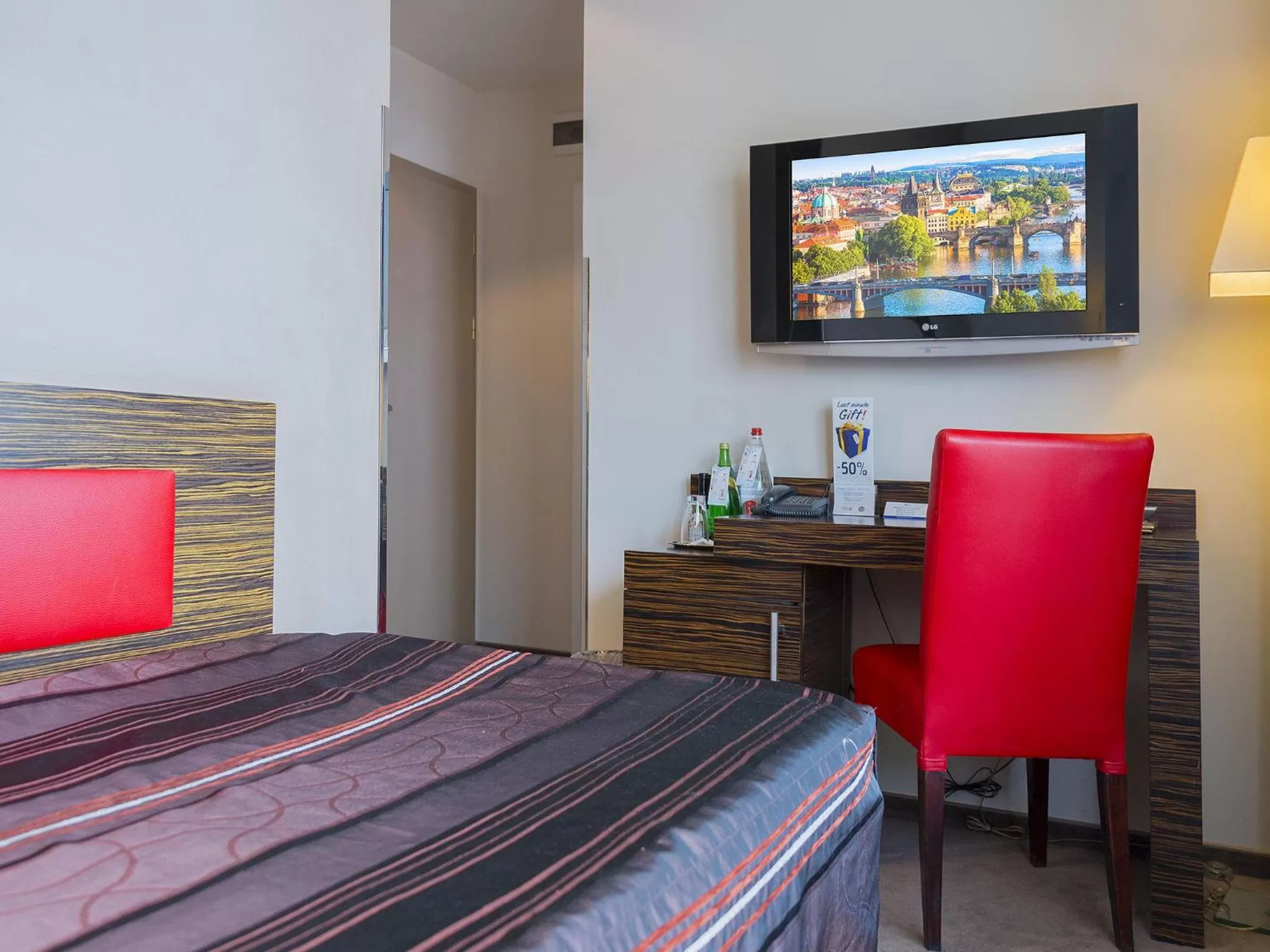 Photo of the whole room, Bed in EA Hotel Crystal Palace