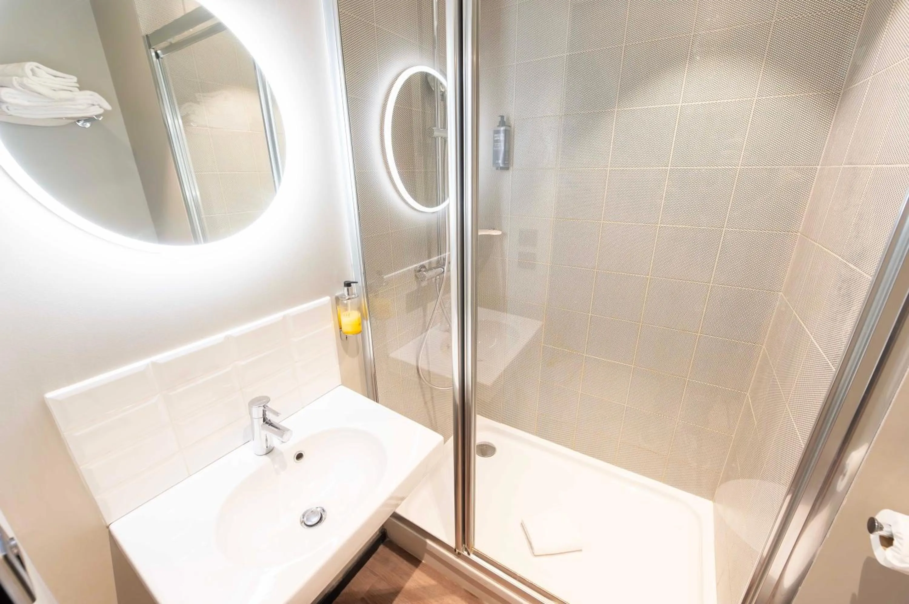 Shower in ibis Styles Paris 16 Boulogne