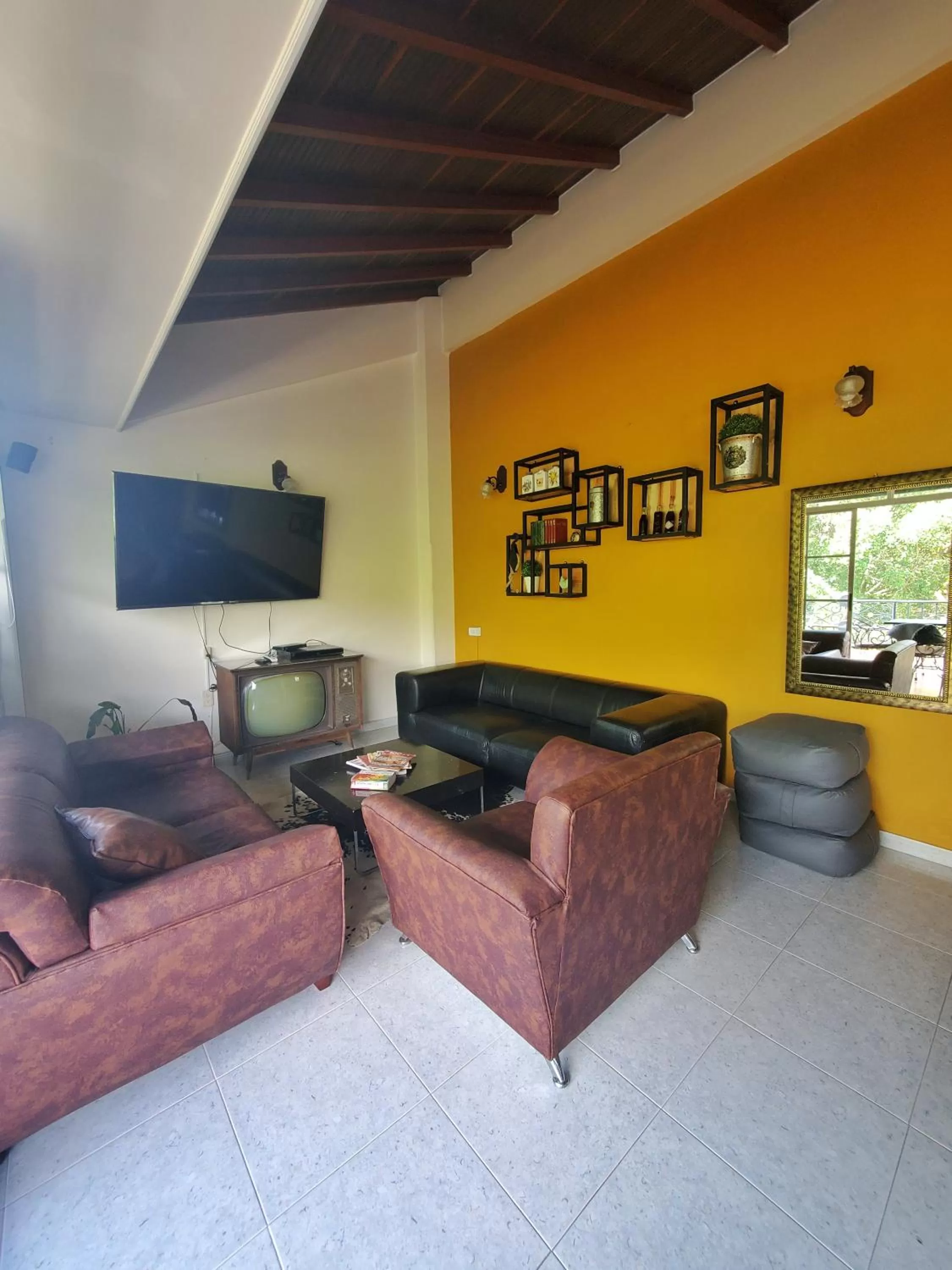 Communal lounge/ TV room in Sam'S VIP Hostel San Gil